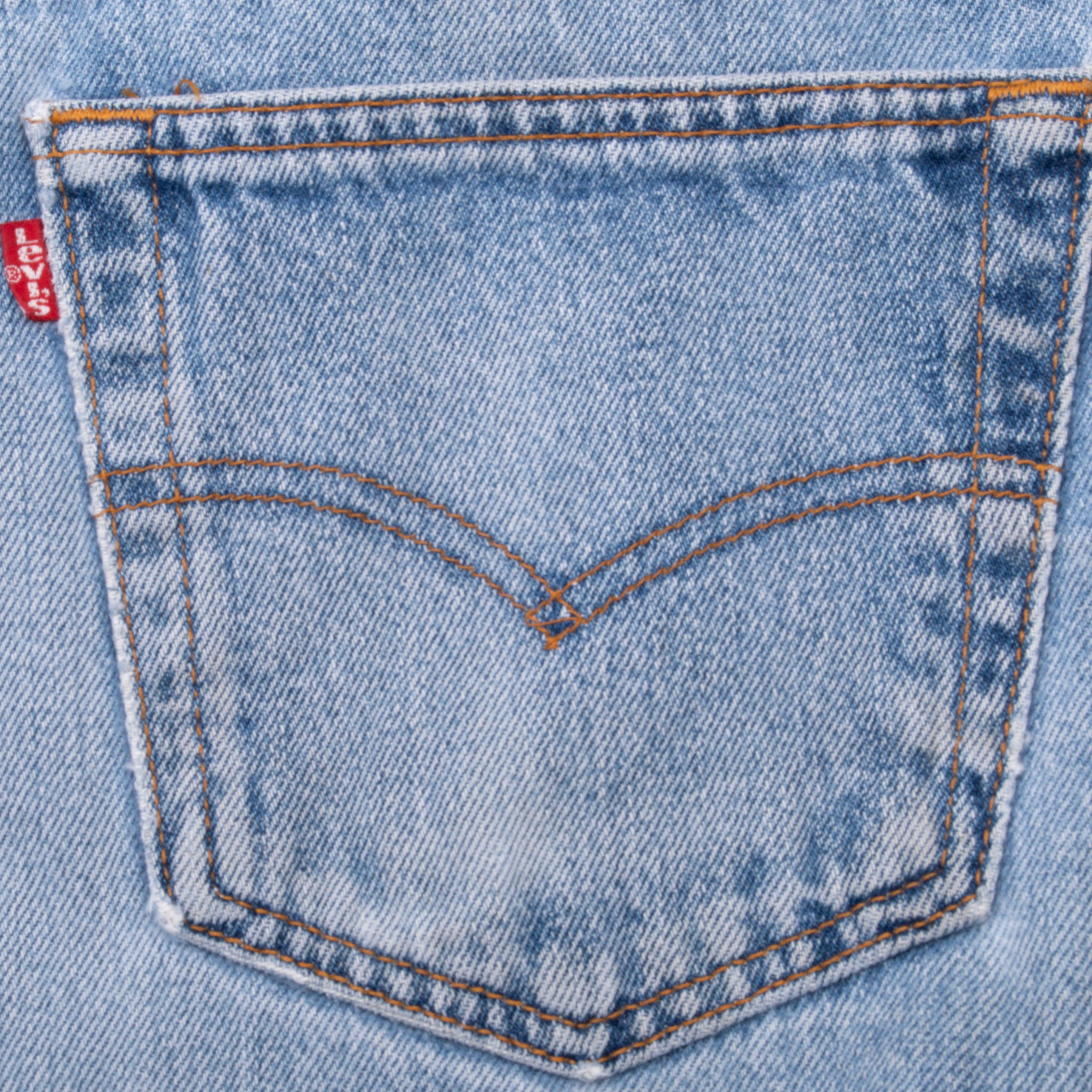 Vintage Levis 501 Indigo Blue Jeans 1980S Size 32X32 Made In Usa With A Medium Light Wash

Size on Tag is 35X36 Actual Size Is 32X32

Back button #653