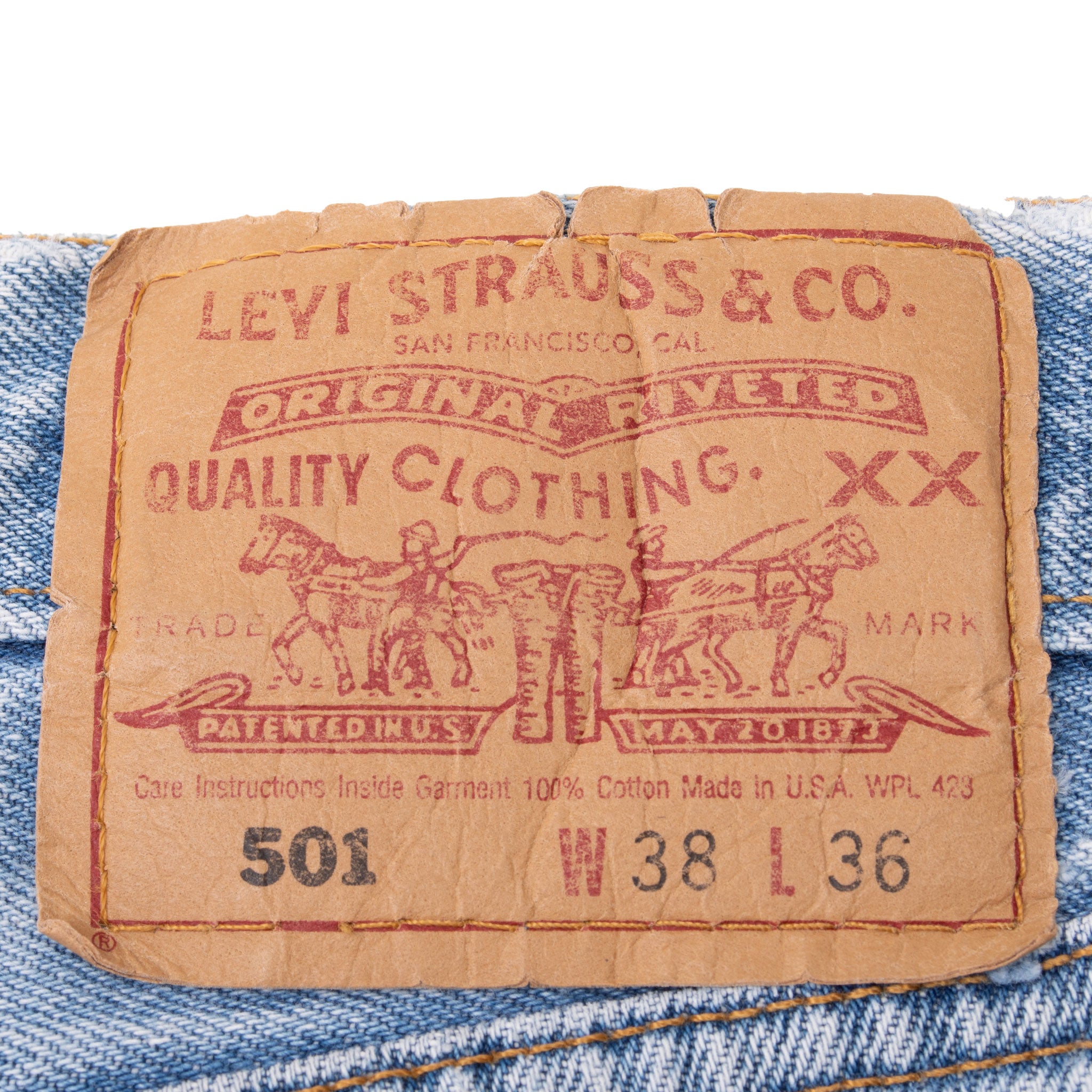 Vintage Levis 501 Indigo Blue Jeans 1990S Size 37X31 Made In Usa With A Medium Wash

Size on Tag is 38X36 Actual Size Is 37X31

Not Original Hem

Back button #552
