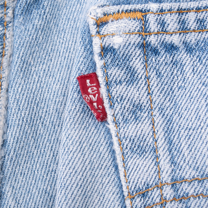 Vintage Levis 501 Indigo Blue Jeans 1990S Size 37X31 Made In Usa With A Medium Wash

Size on Tag is 38X36 Actual Size Is 37X31

Not Original Hem

Back button #552