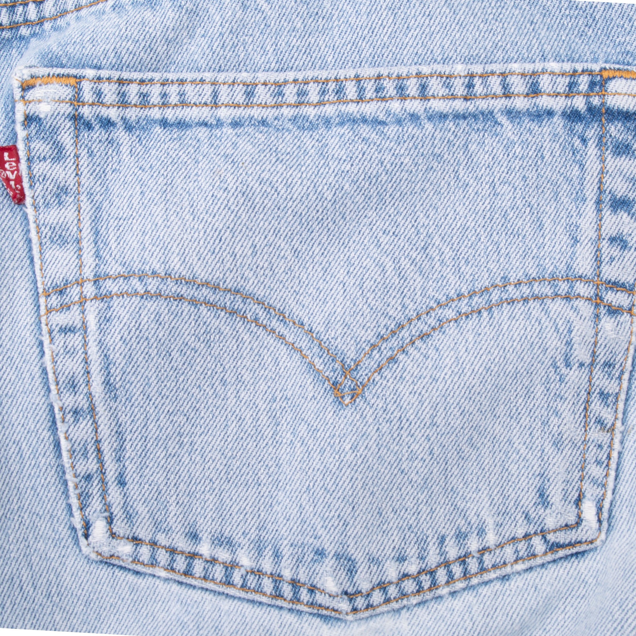 Vintage Levis 501 Indigo Blue Jeans 1990S Size 37X31 Made In Usa With A Medium Wash

Size on Tag is 38X36 Actual Size Is 37X31

Not Original Hem

Back button #552