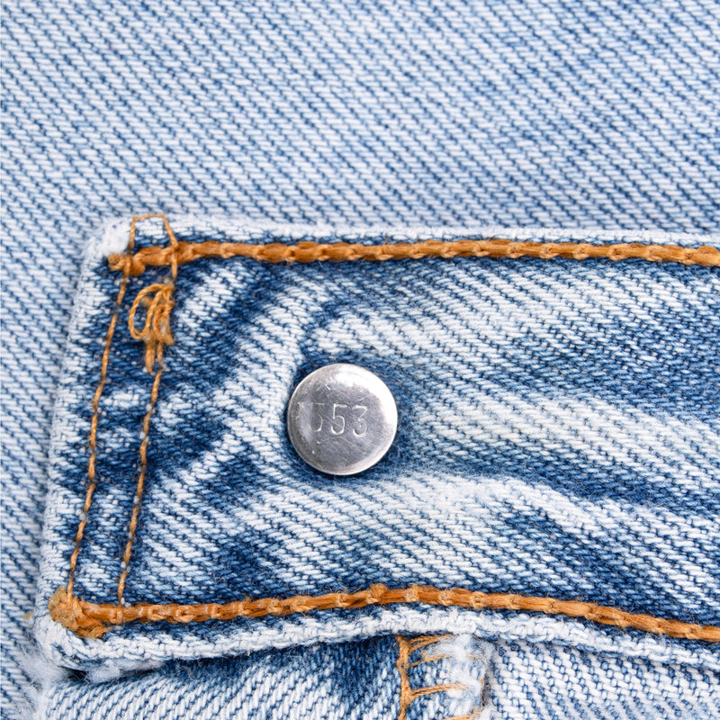 Vintage Levis 501 Indigo Blue Jeans 1990S Size 37X31 Made In Usa With A Medium Wash

Size on Tag is 38X36 Actual Size Is 37X31

Not Original Hem

Back button #552