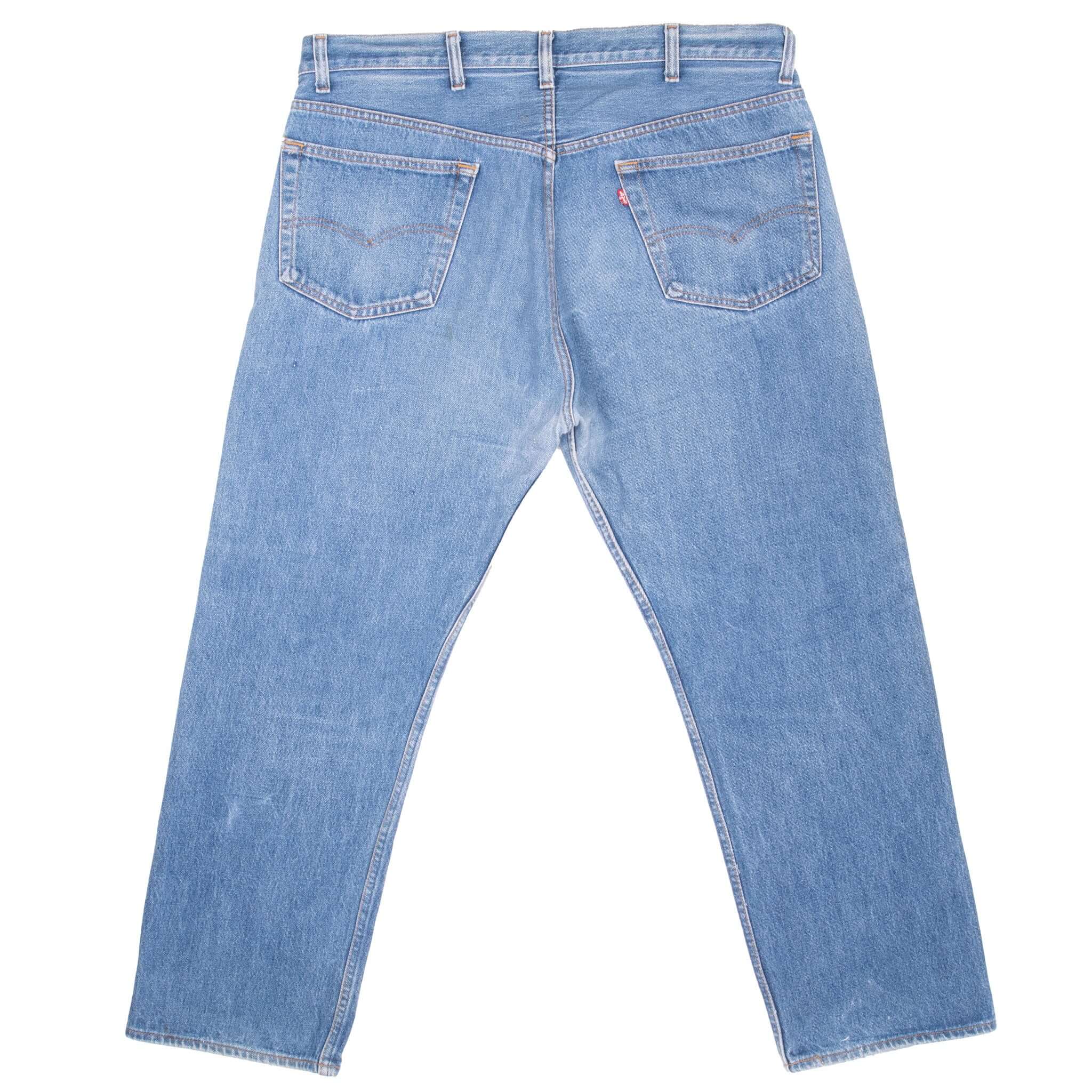 Vintage Levis 501 Indigo Blue Jeans 1980S Size 38X27 Made In Usa With A Medium Light Wash With Some Light Whiskers

Size on Tag 40X30 Actual Size 38X27

Back Button #501