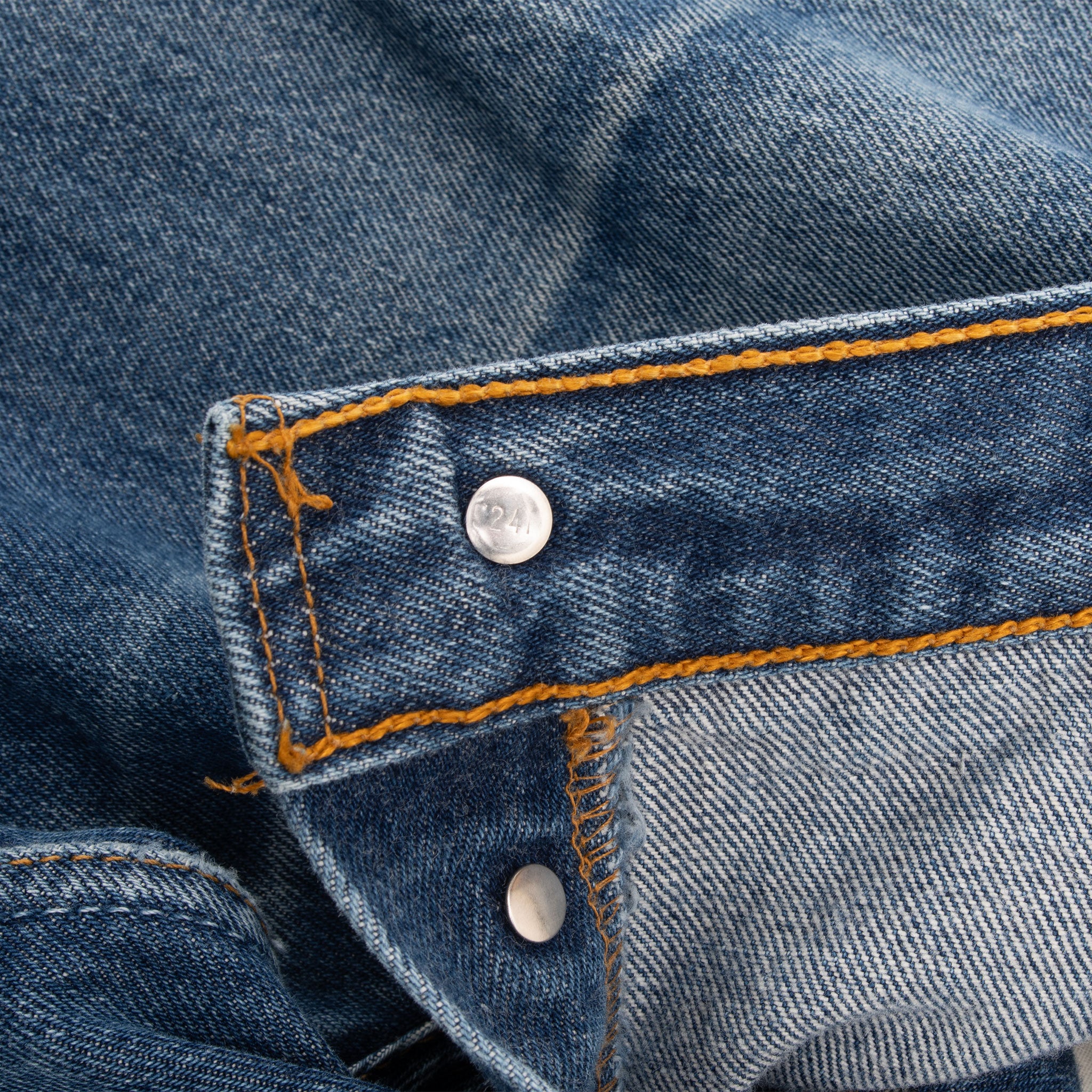 Vintage Levis 501 Indigo Jeans 1980S Size 34X33 Made In Usa With A Medium Wash With Light Whiskers

Size on Tag is 35X36 Actual Size Is 34X33

Back button #524M
