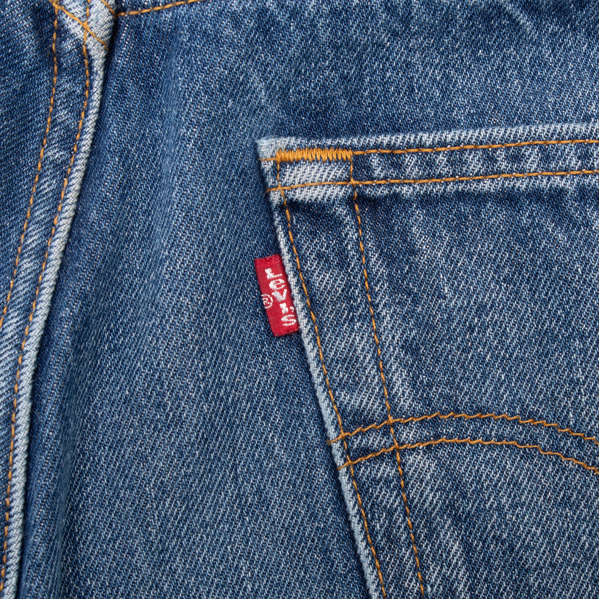 Vintage Levis 501 Indigo Jeans 1980S Size 34X33 Made In Usa With A Medium Wash With Light Whiskers

Size on Tag is 35X36 Actual Size Is 34X33

Back button #524M