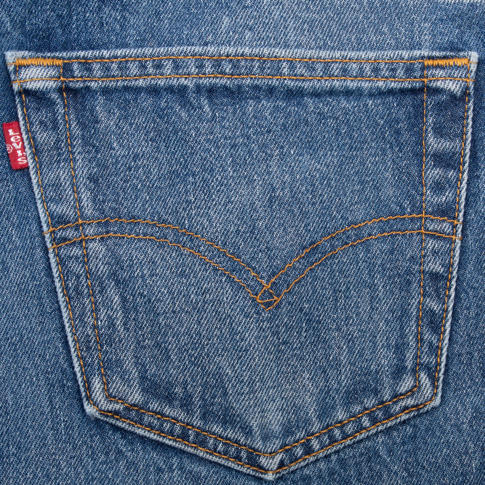 Vintage Levis 501 Indigo Jeans 1980S Size 34X33 Made In Usa With A Medium Wash With Light Whiskers

Size on Tag is 35X36 Actual Size Is 34X33

Back button #524M