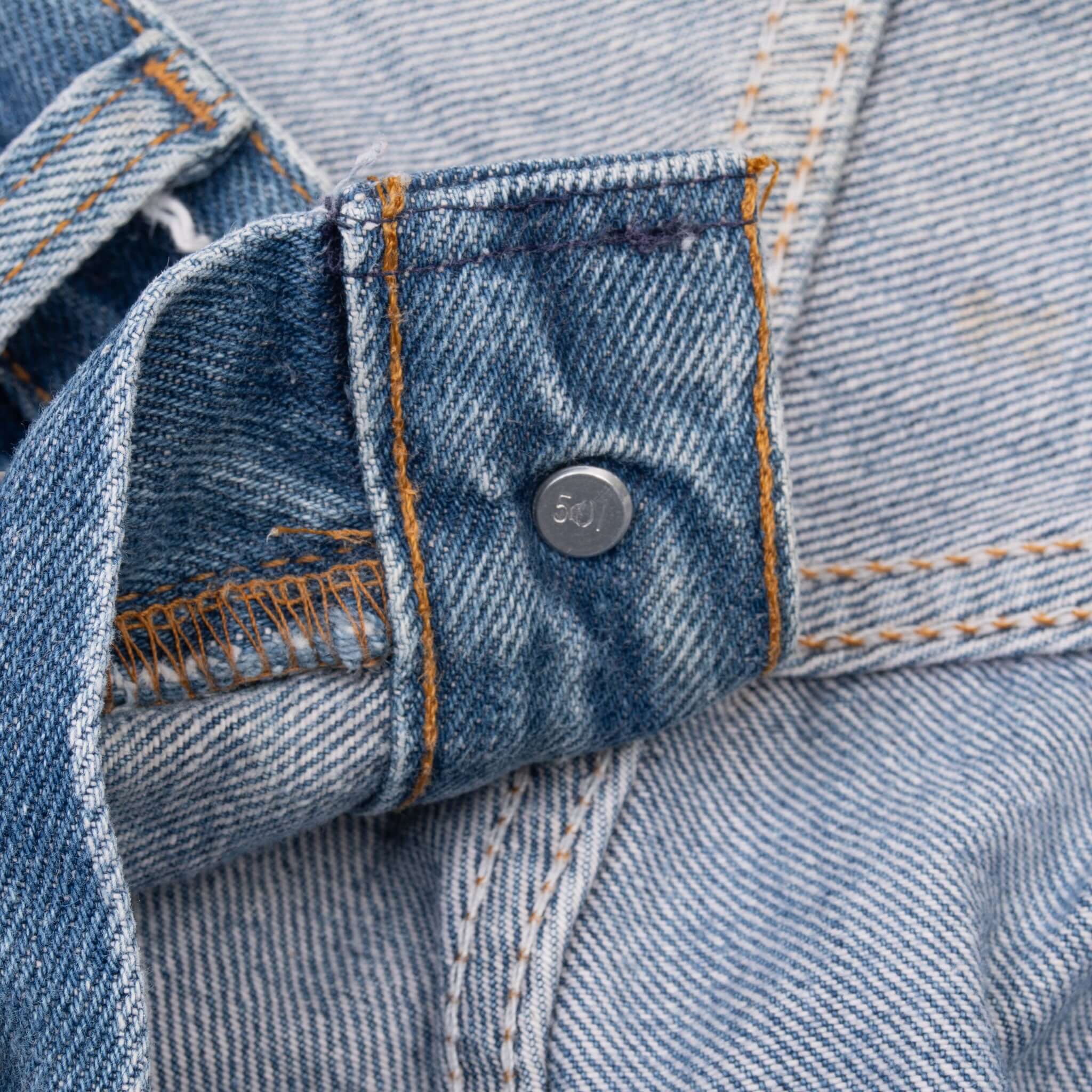 Vintage Levis 501 Indigo Blue Jeans 1980S Size 38X27 Made In Usa With A Medium Light Wash With Some Light Whiskers

Size on Tag 40X30 Actual Size 38X27

Back Button #501