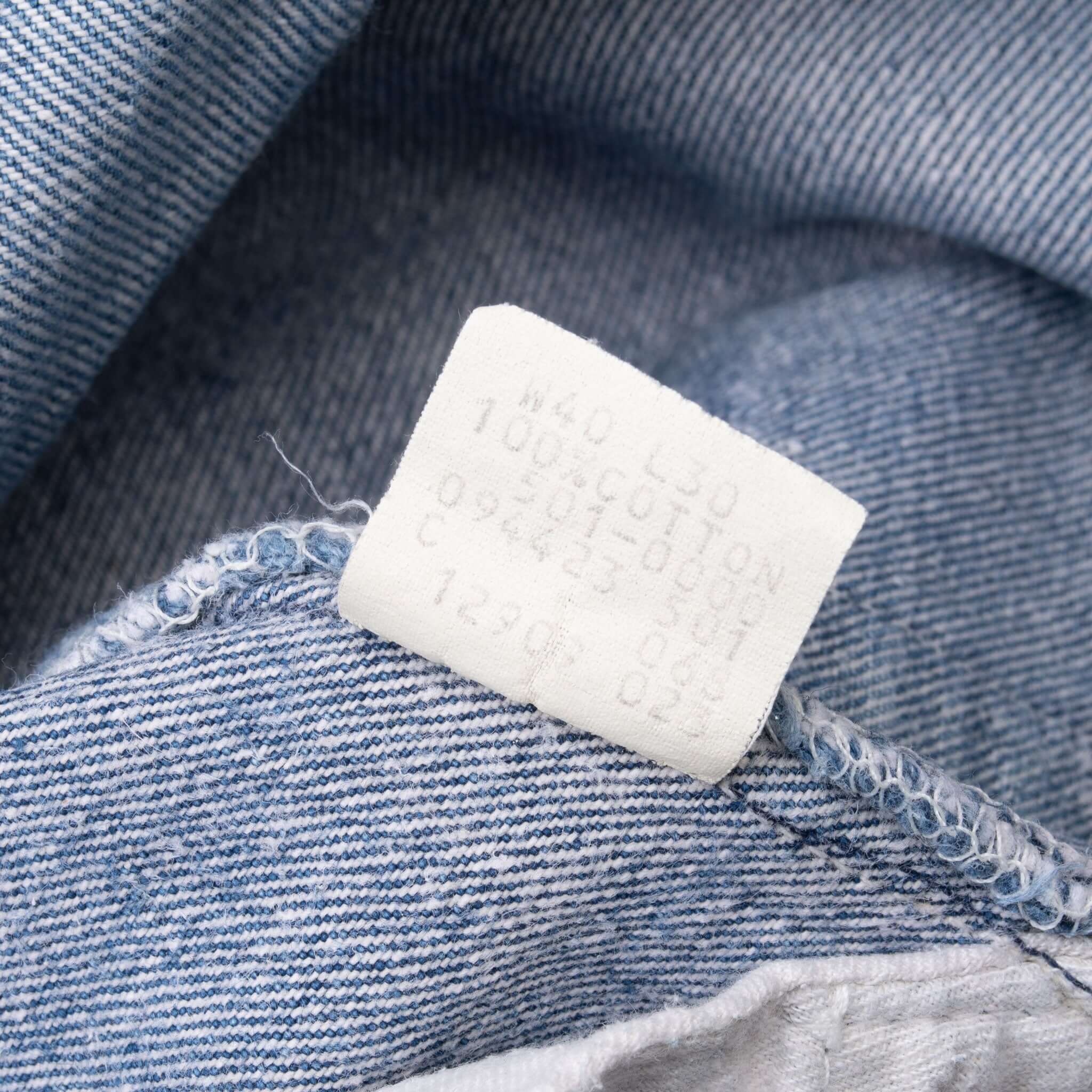 Vintage Levis 501 Indigo Blue Jeans 1980S Size 38X27 Made In Usa With A Medium Light Wash With Some Light Whiskers

Size on Tag 40X30 Actual Size 38X27

Back Button #501