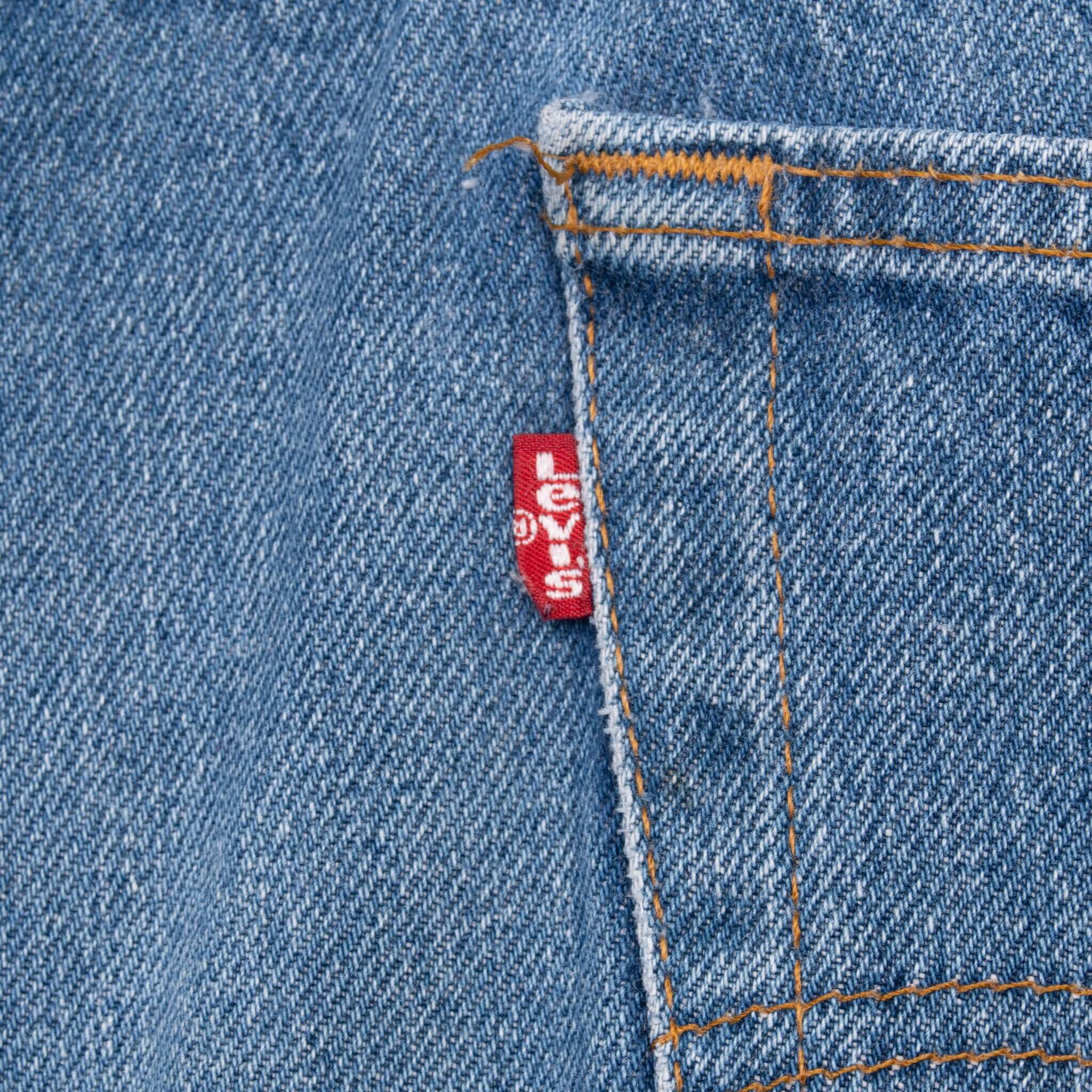 Vintage Levis 501 Indigo Blue Jeans 1980S Size 38X27 Made In Usa With A Medium Light Wash With Some Light Whiskers

Size on Tag 40X30 Actual Size 38X27

Back Button #501