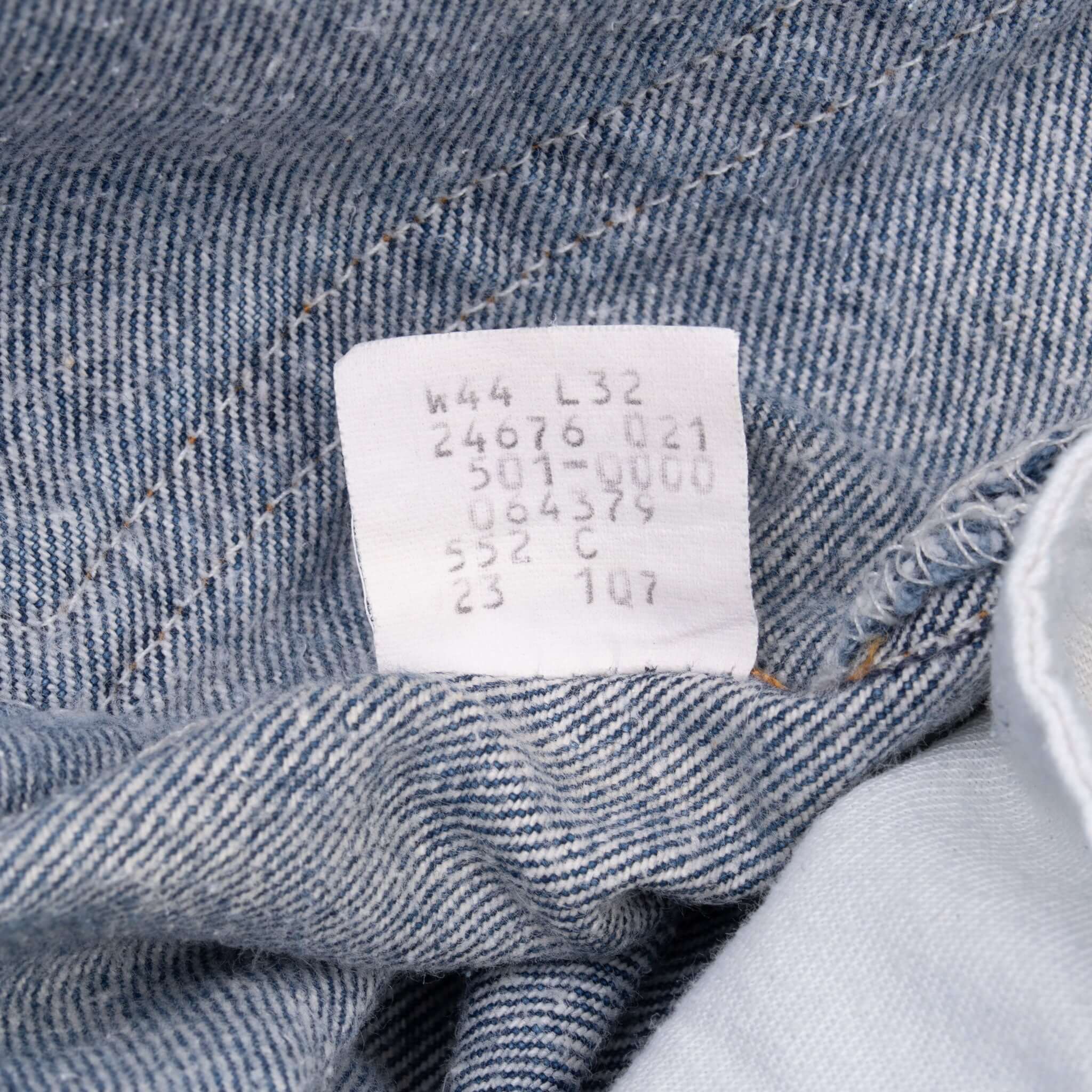 Vintage Levis 501 Indigo Blue Jeans 1980S Size 38X27 Made In Usa With A Medium Wash

Size on Tag 44X32 Actual Size 41X29

Back Button #552