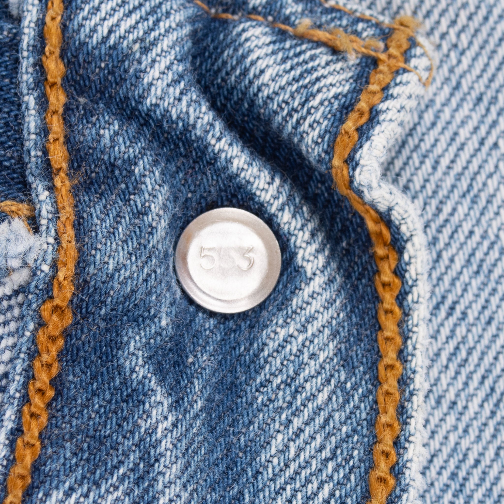 Vintage Levis 501 Indigo Blue Jeans 1990S Size 40X29 Made In USA With A Beautiful Light Wash And Some Light Whiskers

Size on Tag 40X30 Actual size 39X30

Back Button #553