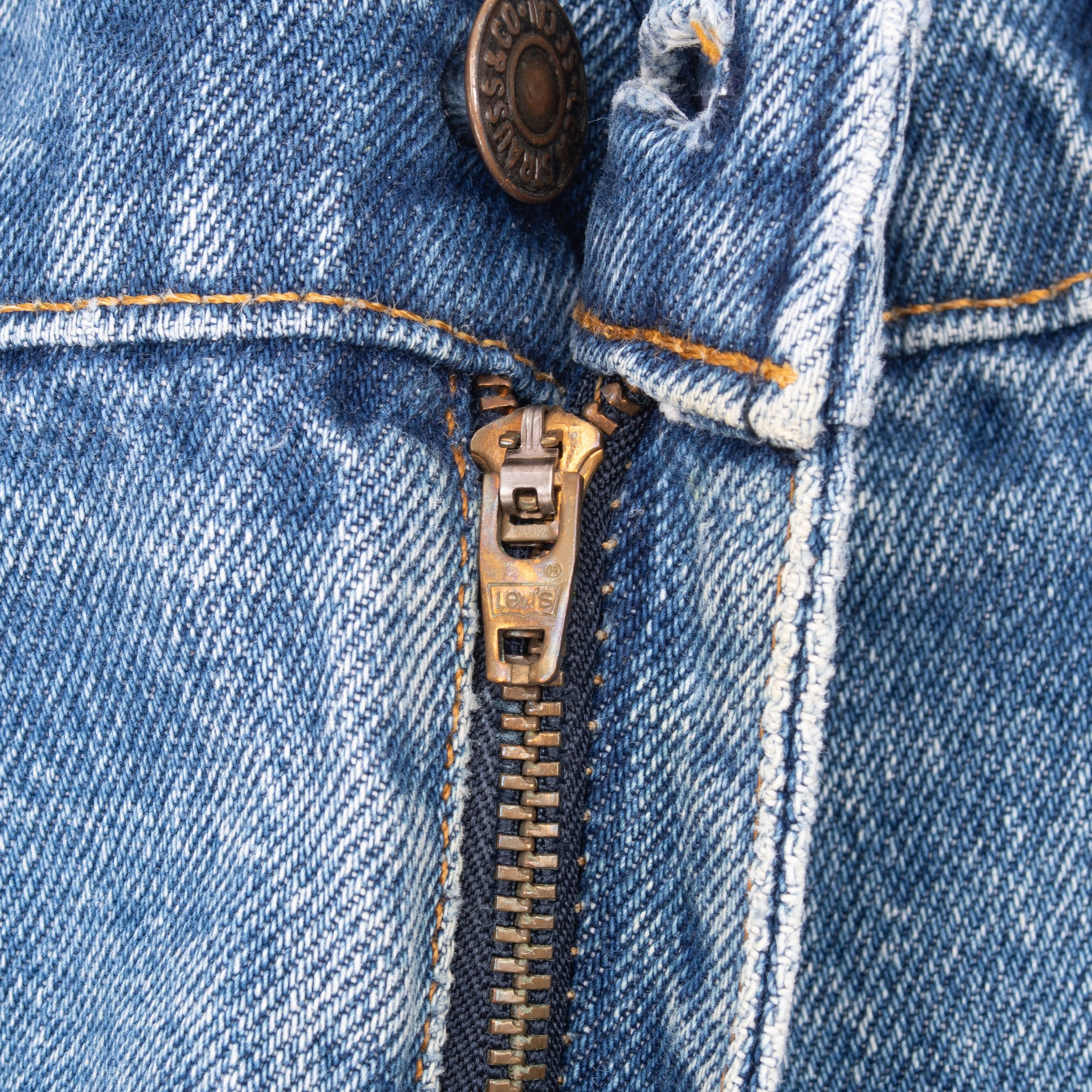 Vintage Levis 517 Bootcut Orange Tab Indigo Jeans 1980S Size 39X29 Made In Usa

Size On Tag 40X34 Actual Size 39X29&nbsp;

Back Button #549

Not Original Hem