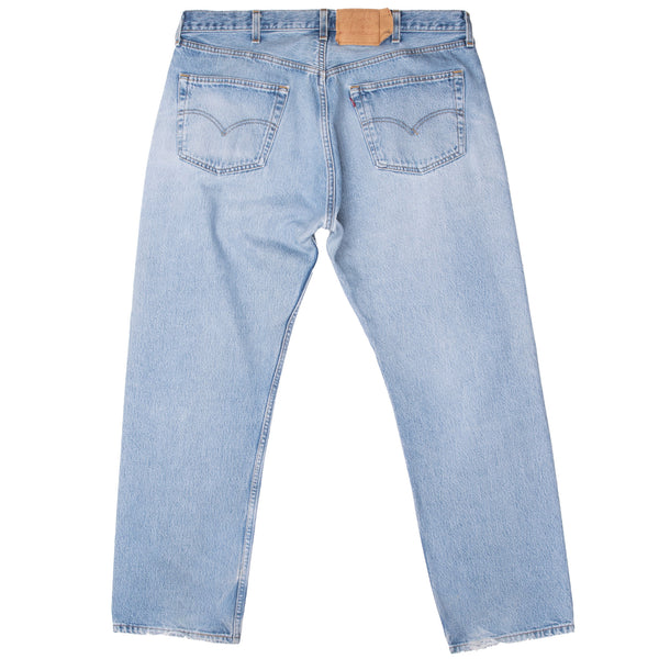 Vintage Levis 501 Indigo Blue Jeans 1990S Size 40X29 Made In USA With A Beautiful Light Wash And Some Light Whiskers

Size on Tag 40X30 Actual size 39X30

Back Button #553