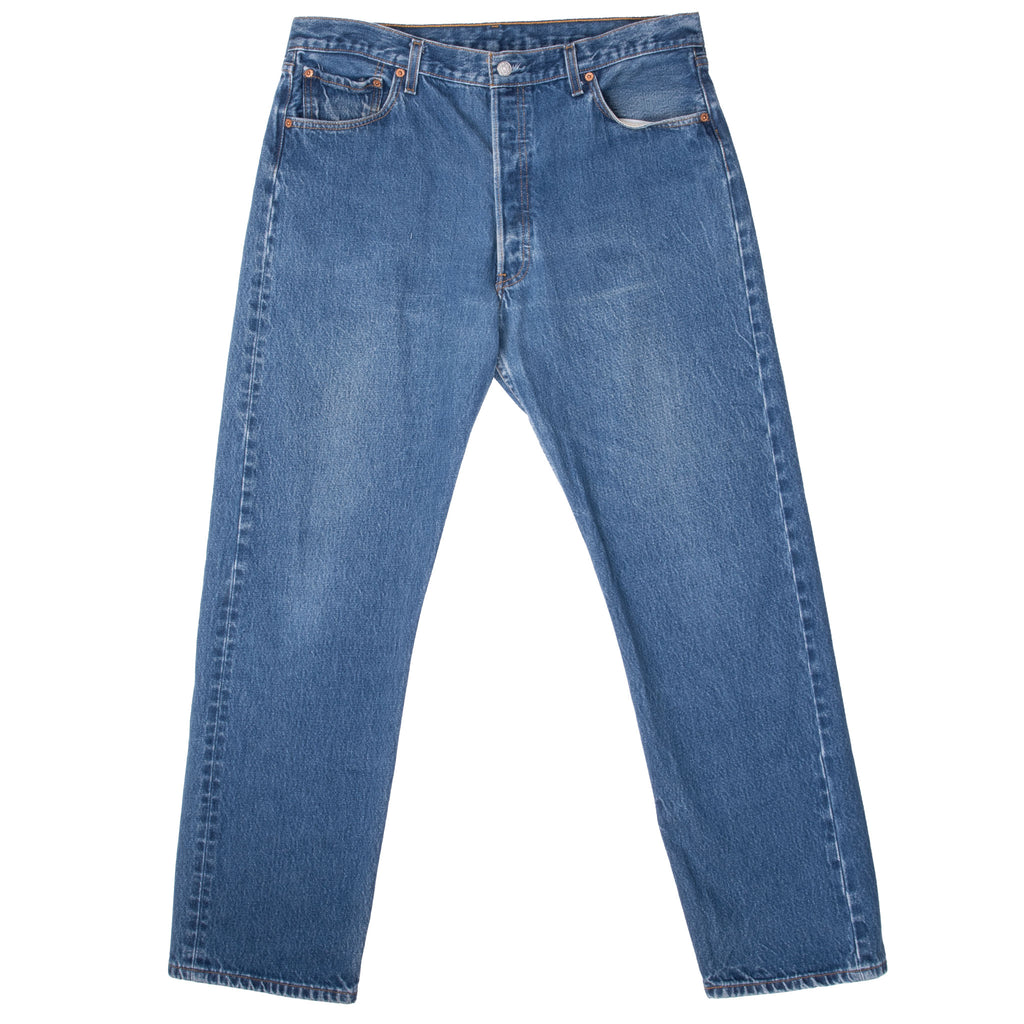 Vintage Levis 501 Indigo Blue Jeans 1990S Size 36X31 With A Medium Wash

Size on Tag is 38X34 Actual Size Is 36X31

Back button #977