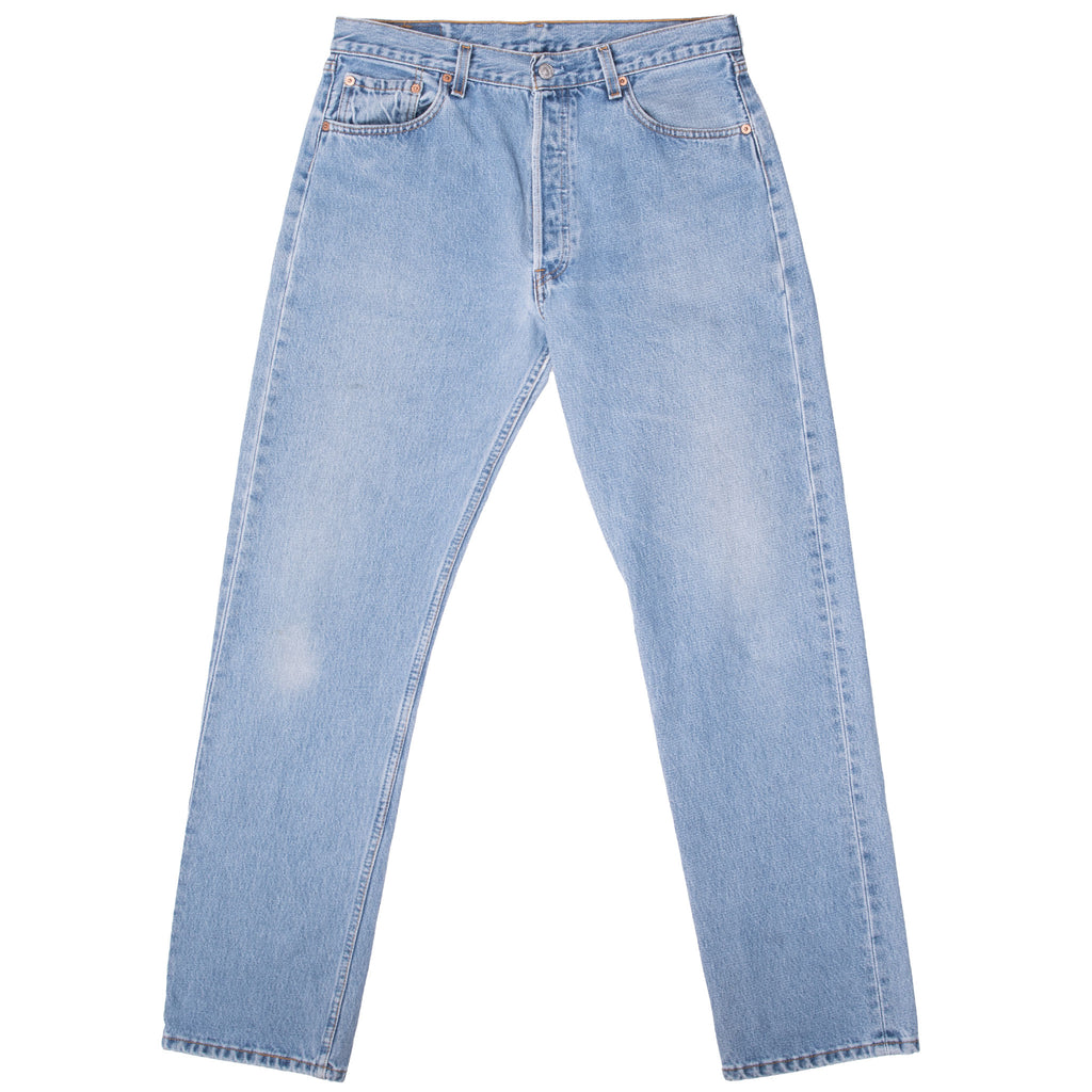 Beautiful Indigo Levis 501 Jeans 1990s Made in USA with Light Wash

Size on tag 34X32 Actual Size 33X31

Back Button #524