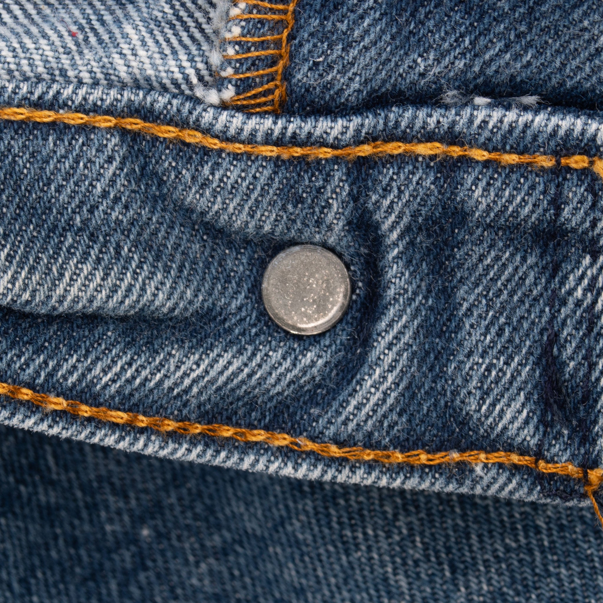 Beautiful Vintage Indigo Levis 505 Jeans Made in USA with Medium wash With Some light Whiskers.

Size on Tag 38X32 actual size 37X30

Back Button #532