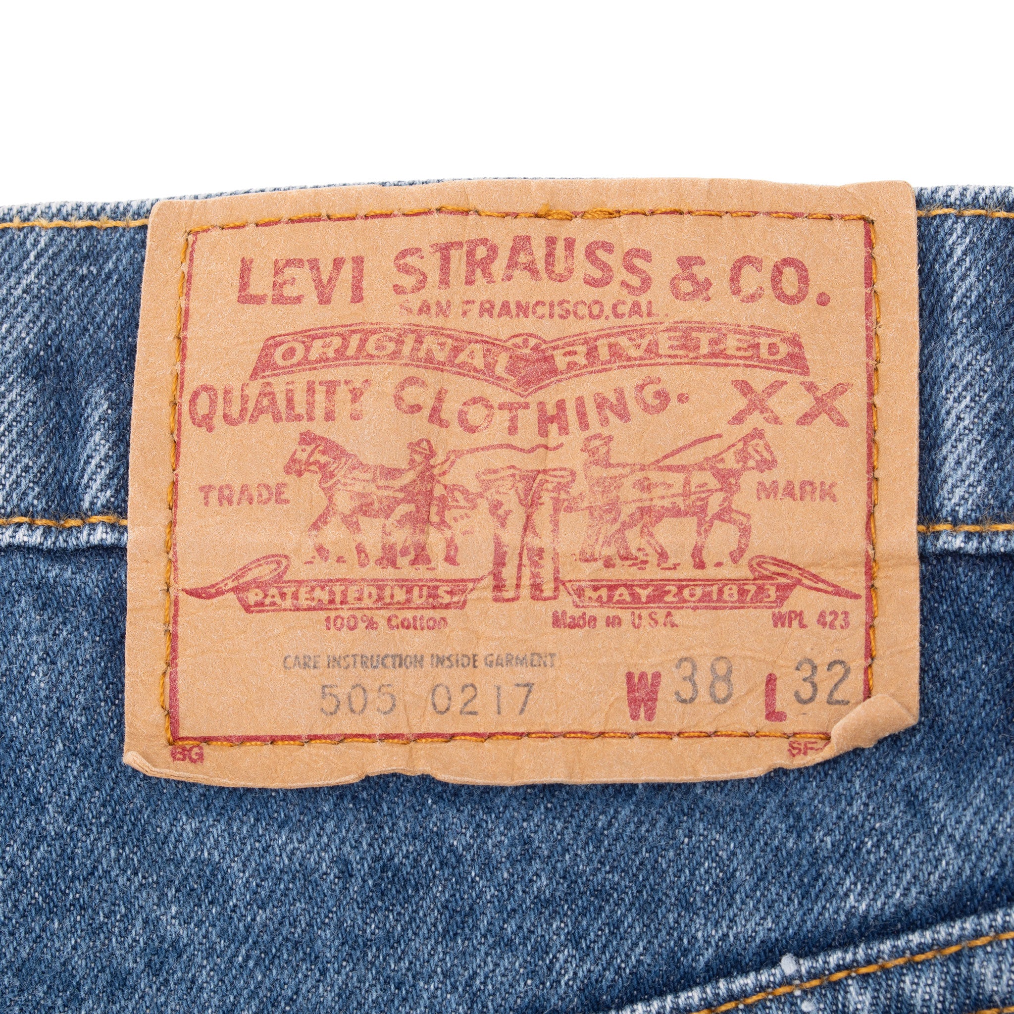 Beautiful Vintage Indigo Levis 505 Jeans Made in USA with Medium wash With Some light Whiskers.

Size on Tag 38X32 actual size 37X30

Back Button #532