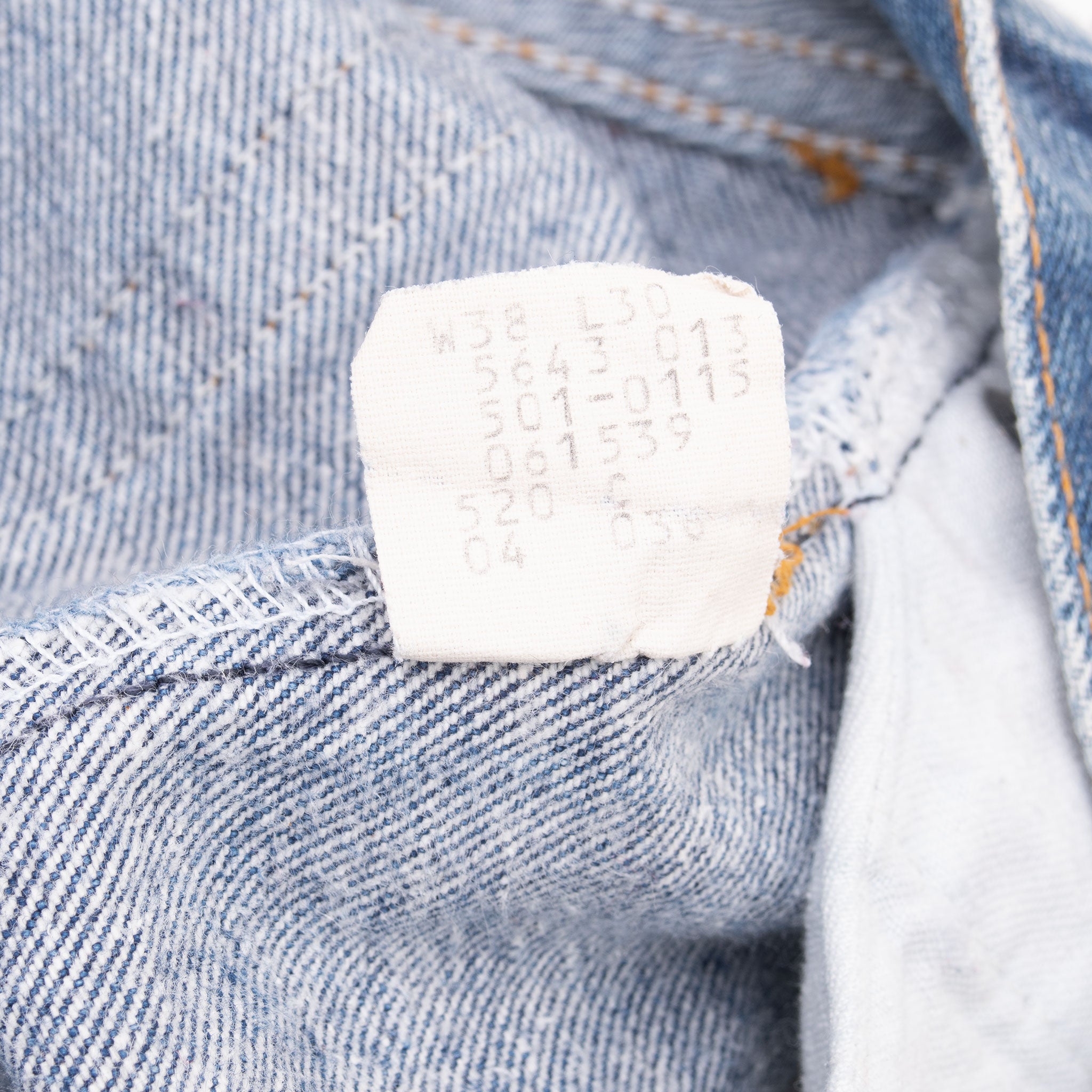 Vintage Levis 501 Indigo Blue Jeans 1980S Size 36X29 Made In Usa With A Medium Wash

Size on Tag is 38X30 Actual Size Is 36X29

Back button #520

Not Original Hem