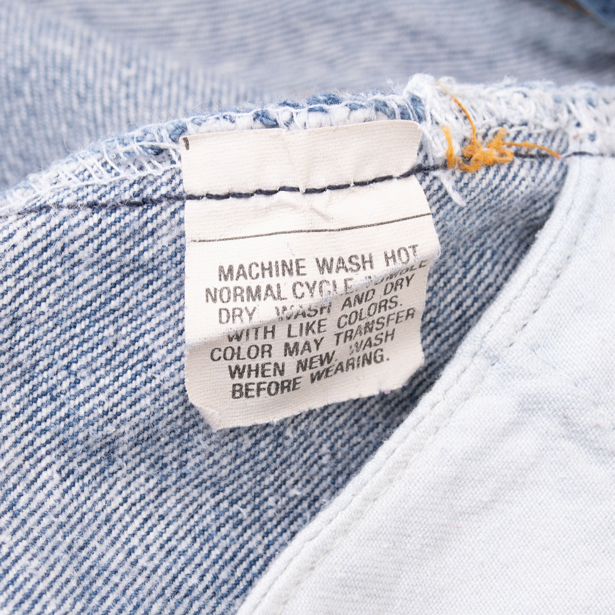 Vintage Levis 501 Indigo Blue Jeans 1980S Size 36X29 Made In Usa With A Medium Wash

Size on Tag is 38X30 Actual Size Is 36X29

Back button #520

Not Original Hem