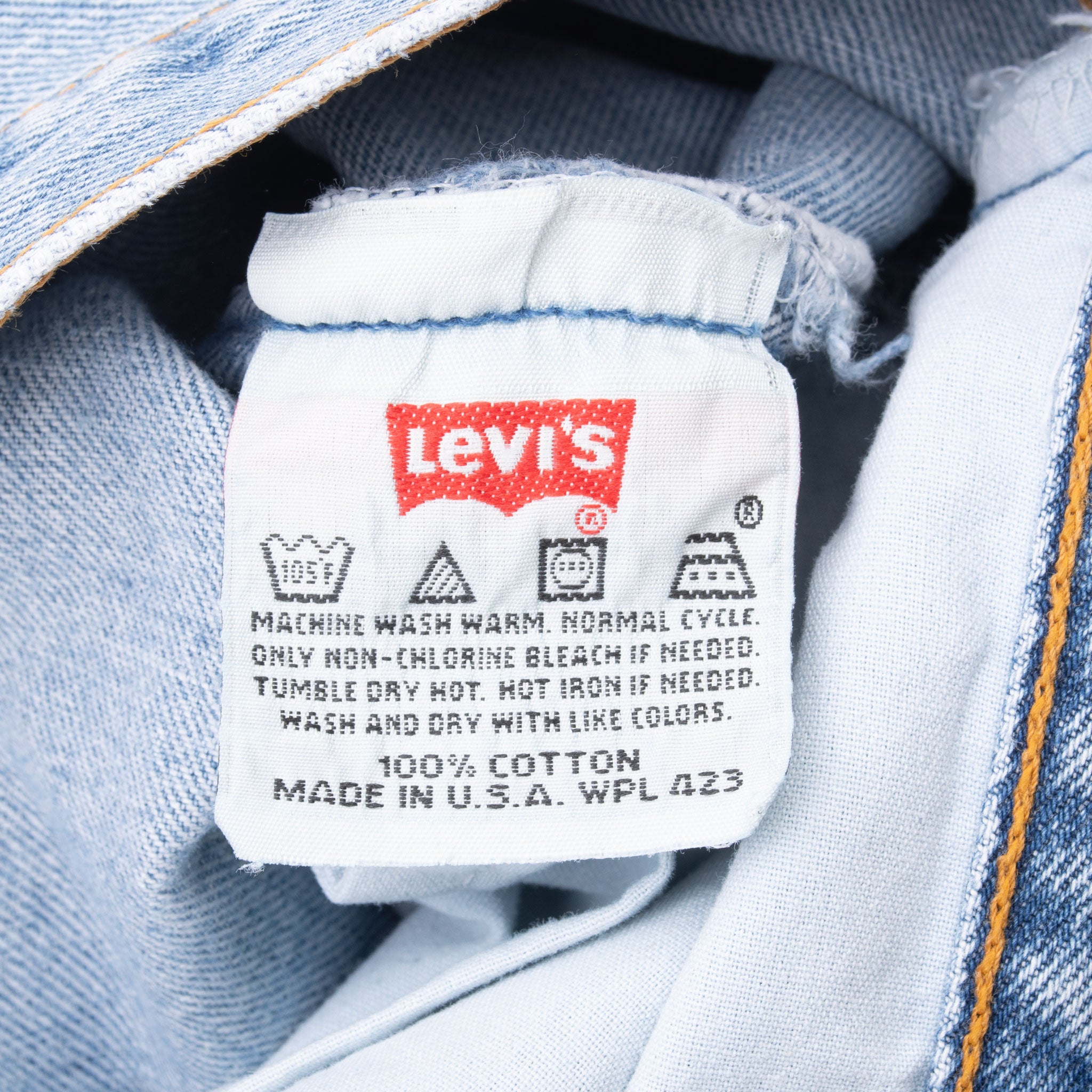 Beautiful Indigo Levis 501 Jeans 1990s Made in USA with Light Wash

Size on tag 34X32 Actual Size 33X31

Back Button #524