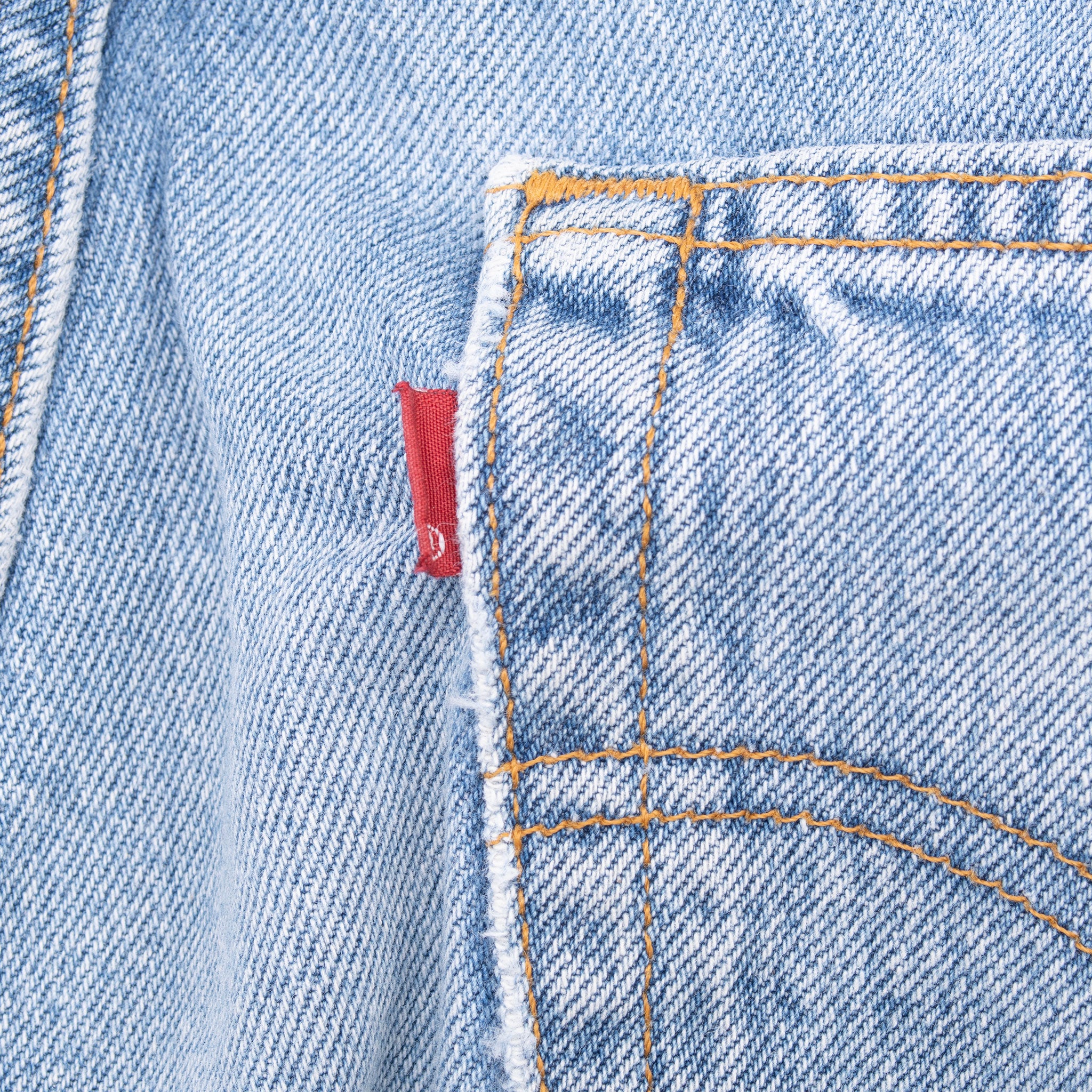 Beautiful Indigo Levis 501 Jeans 1990s Made in USA with Light Wash

Size on tag 34X32 Actual Size 33X31

Back Button #524