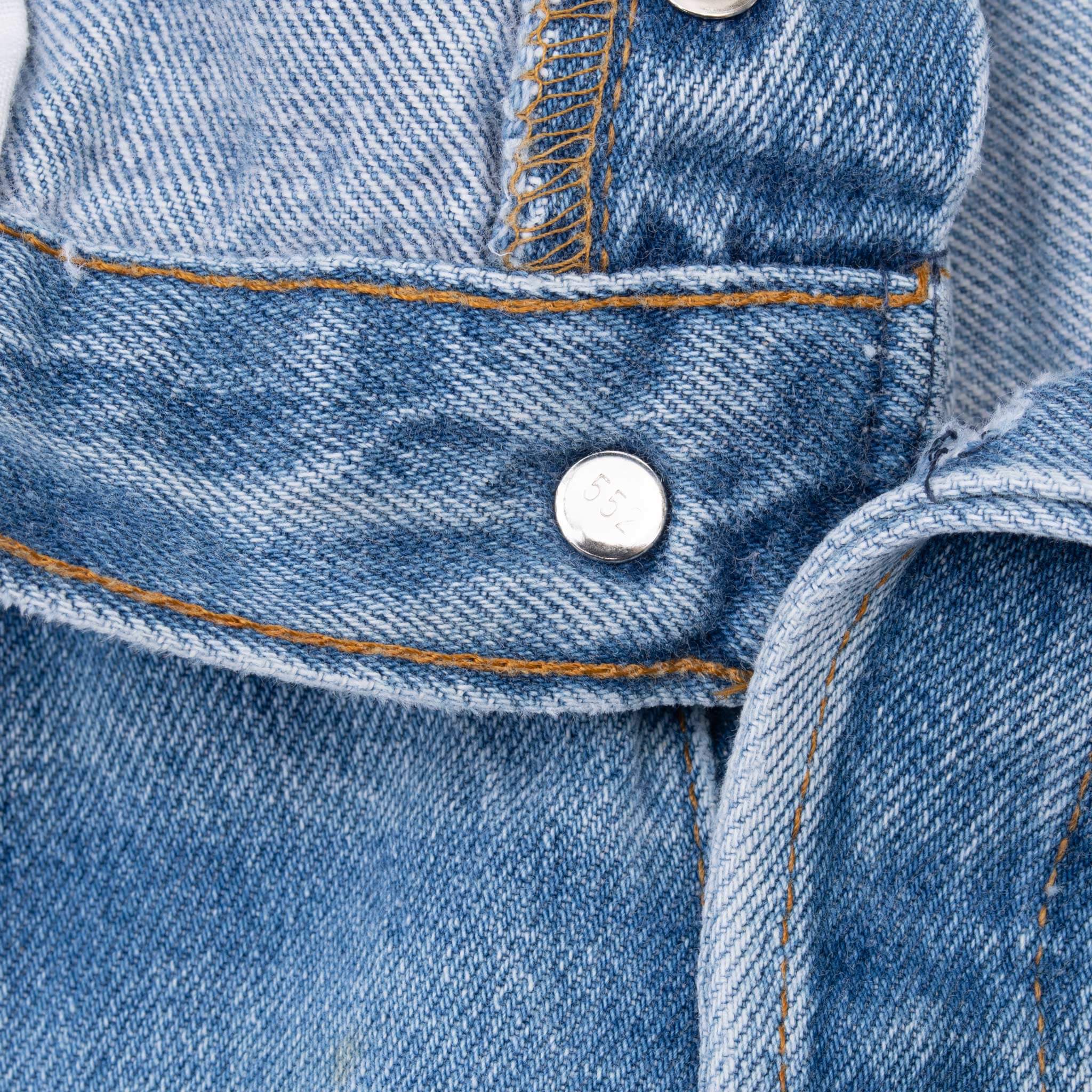 Vintage Levis 501 Indigo Blue Jeans 1980S Size 32X30 Made In Usa With A Medium Light Wash With Some Whiskers

Size on Tag 34X34 Actual Size 32X30

Back Button #552