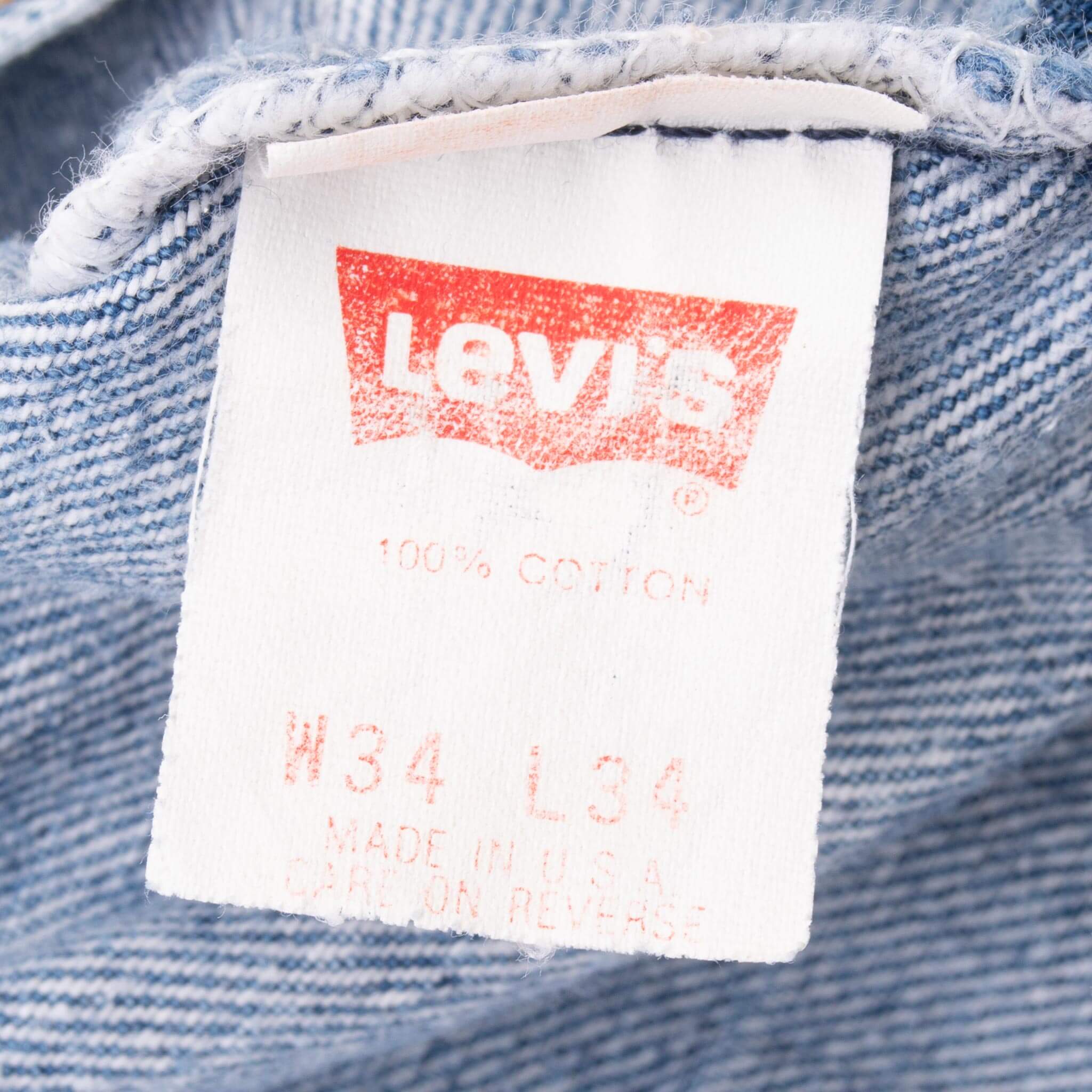 Vintage Levis 501 Indigo Blue Jeans 1980S Size 32X30 Made In Usa With A Medium Light Wash With Some Whiskers

Size on Tag 34X34 Actual Size 32X30

Back Button #552