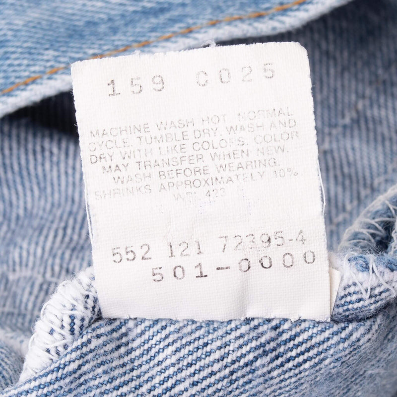 Vintage Levis 501 Indigo Blue Jeans 1980S Size 32X30 Made In Usa With A Medium Light Wash With Some Whiskers

Size on Tag 34X34 Actual Size 32X30

Back Button #552