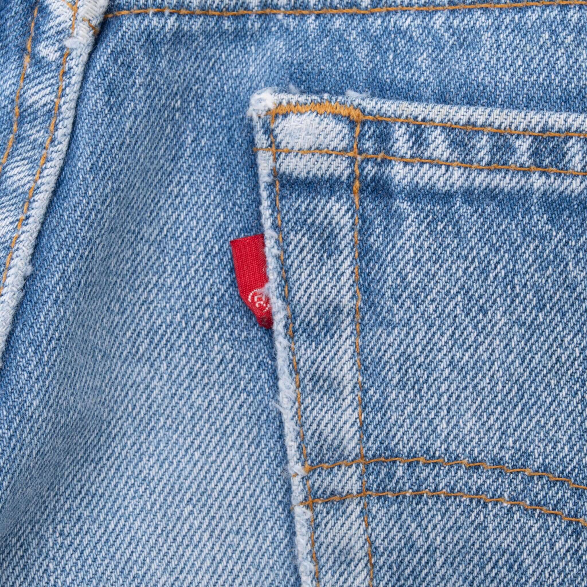 Vintage Levis 501 Indigo Blue Jeans 1980S Size 32X30 Made In Usa With A Medium Light Wash With Some Whiskers

Size on Tag 34X34 Actual Size 32X30

Back Button #552