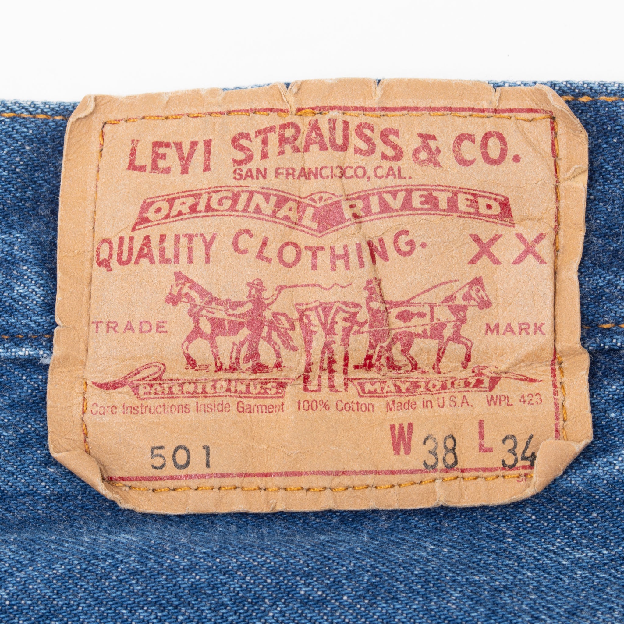 Vintage Levis 501 Indigo Blue Jeans 1980S Size 35X31 Made In Usa With A Medium Wash

Size on Tag 38X34 Actual Size 35X31

Back Button #653