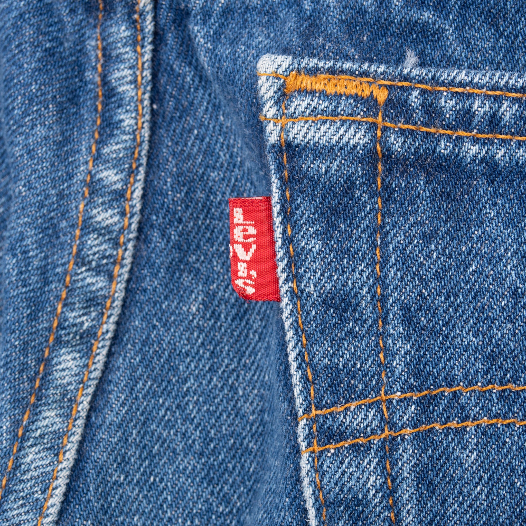 Vintage Levis 501 Indigo Blue Jeans 1980S Size 35X31 Made In Usa With A Medium Wash

Size on Tag 38X34 Actual Size 35X31

Back Button #653