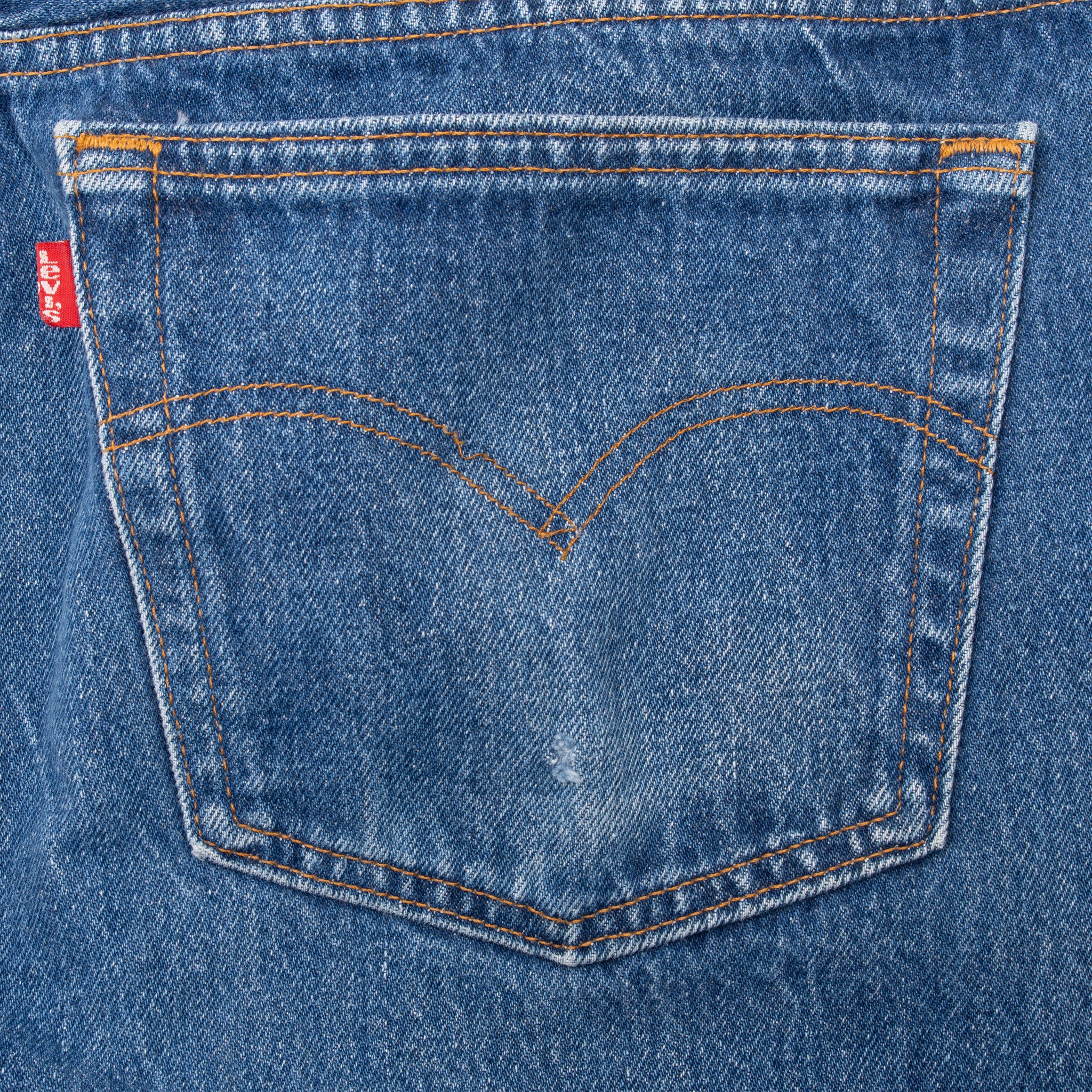 Vintage Levis 501 Indigo Blue Jeans 1980S Size 35X31 Made In Usa With A Medium Wash

Size on Tag 38X34 Actual Size 35X31

Back Button #653