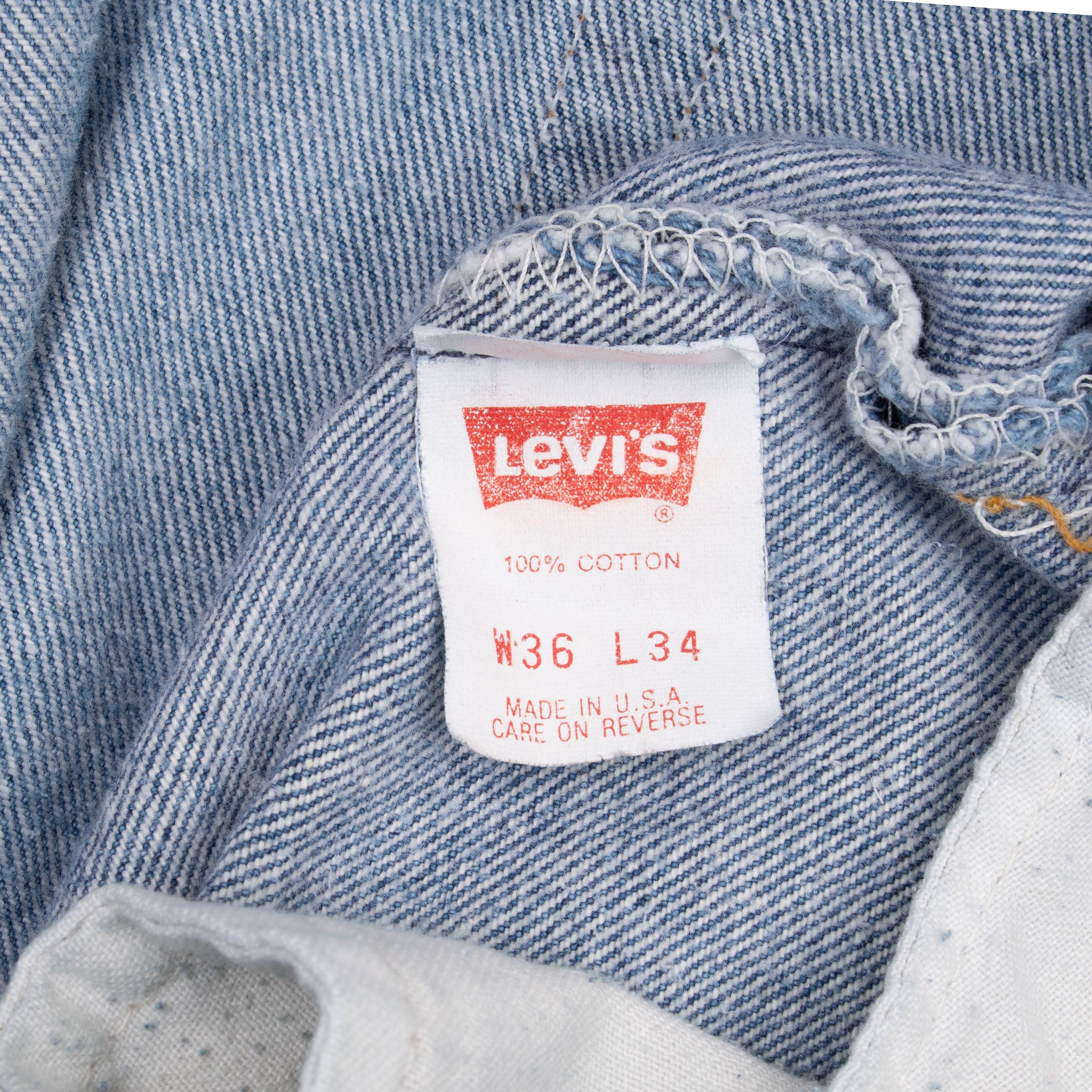 Vintage Levis 501 Indigo Blue Jeans 1980S Size 34X32 Made In Usa With A Medium Light Wash With Some Light Whiskers

Size on Tag 36X34 Actual Size 34X32

Back Button #520