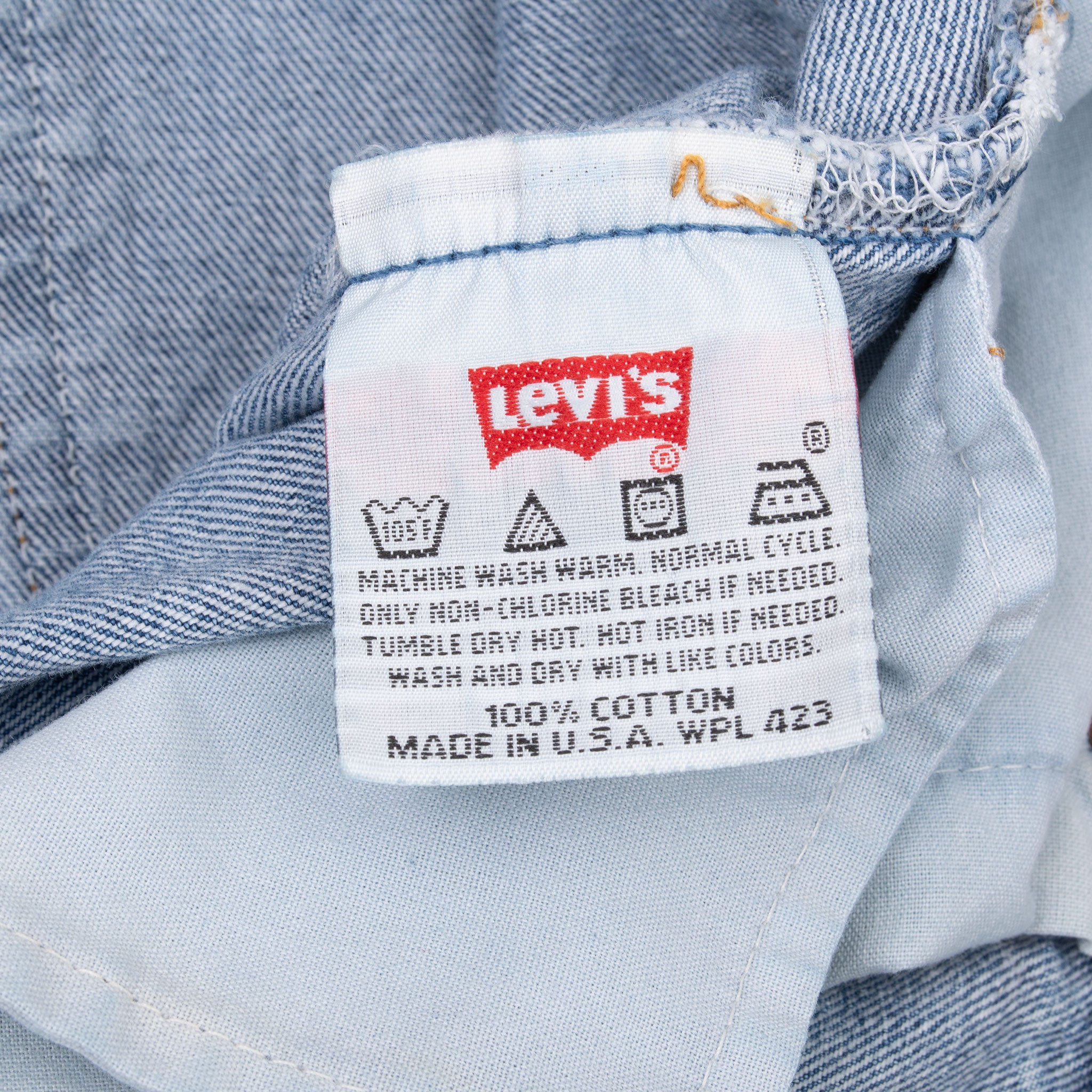 Vintage Preshrunk Levis 501 Indigo Jeans 1990S Size 34X30 Made In Usa With a beatiful Medium Light Wash

Size on Tag 36X32 Actual size 34X30

Back Button #544