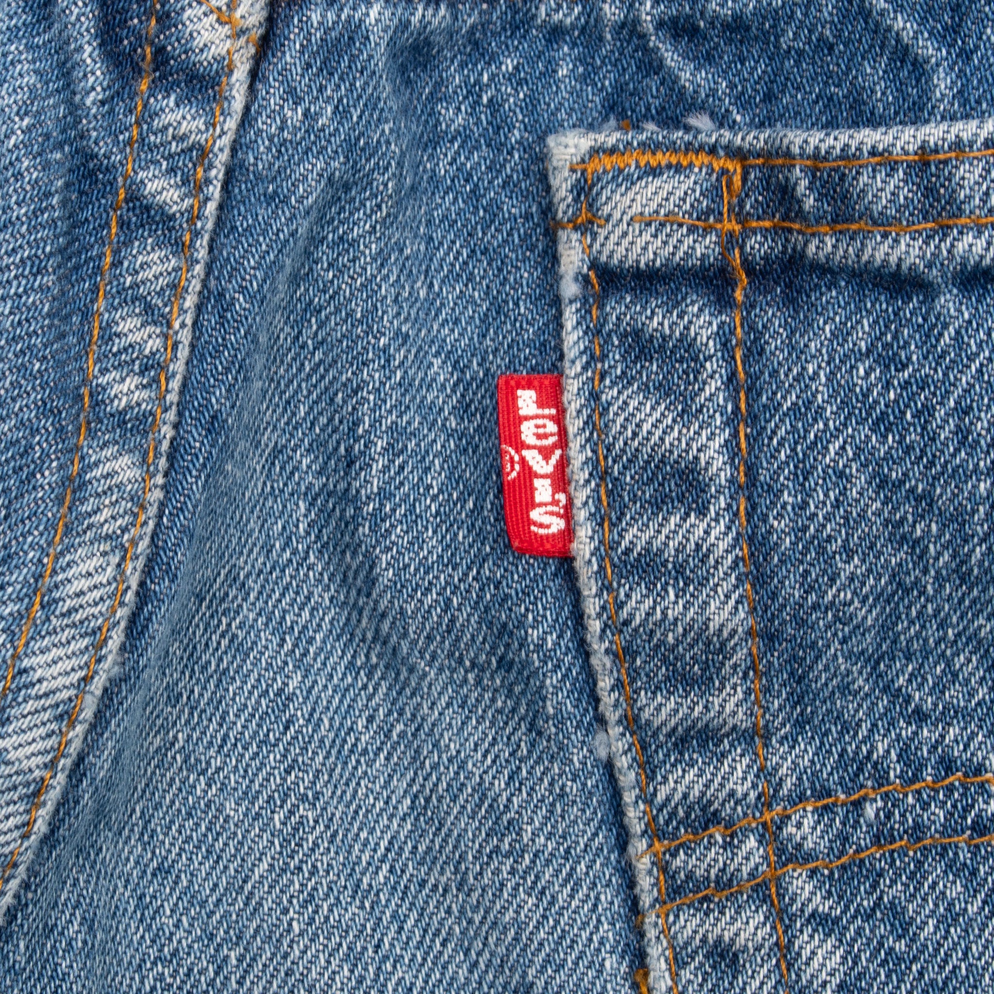Vintage Levis 501 Indigo Blue Jeans 1980S Size 35X34 Made In Usa With A Medium Light Wash With Some Light Whiskers

Size on Tag 38X38 Actual Size 35X34

Back Button #524