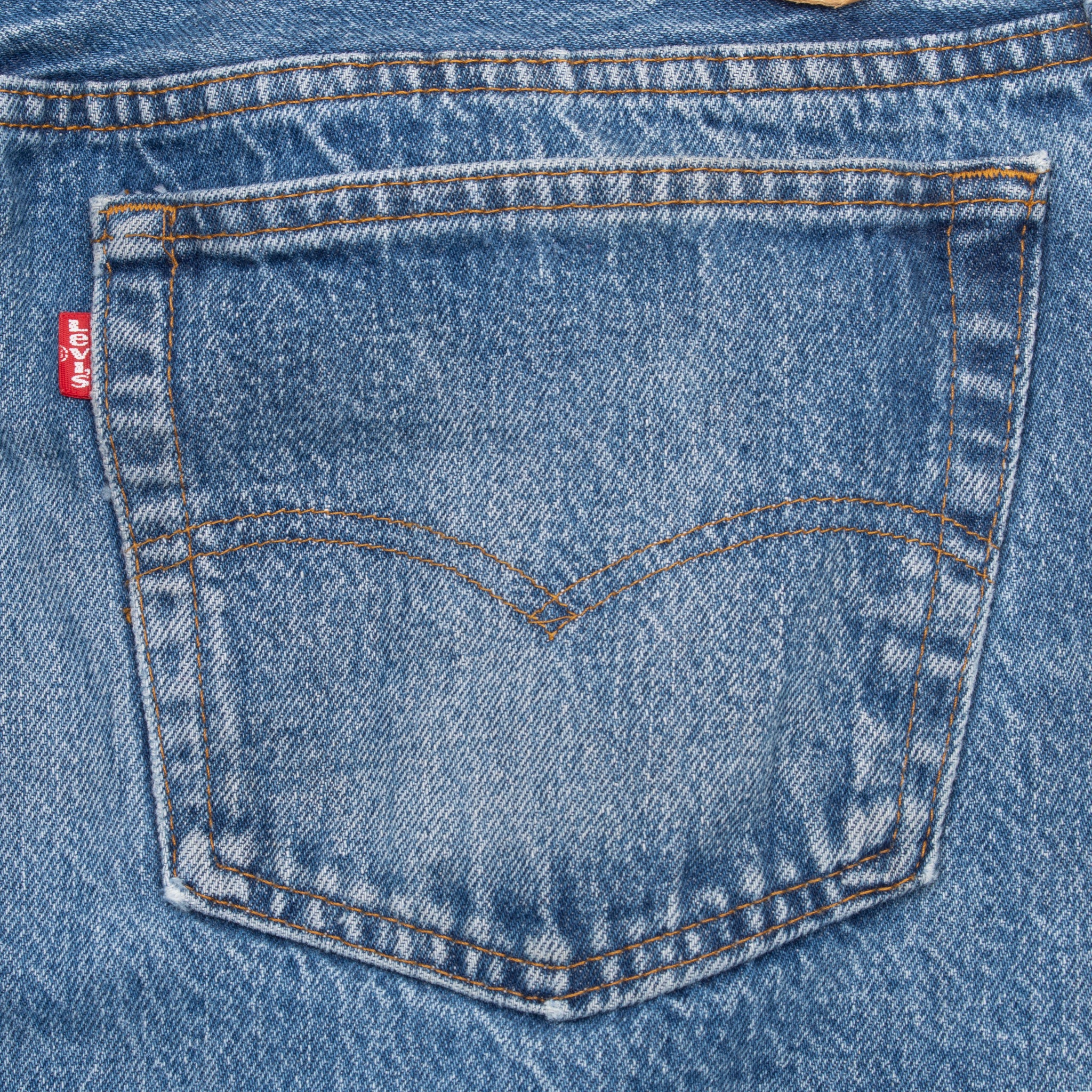 Vintage Levis 501 Indigo Blue Jeans 1980S Size 35X34 Made In Usa With A Medium Light Wash With Some Light Whiskers

Size on Tag 38X38 Actual Size 35X34

Back Button #524