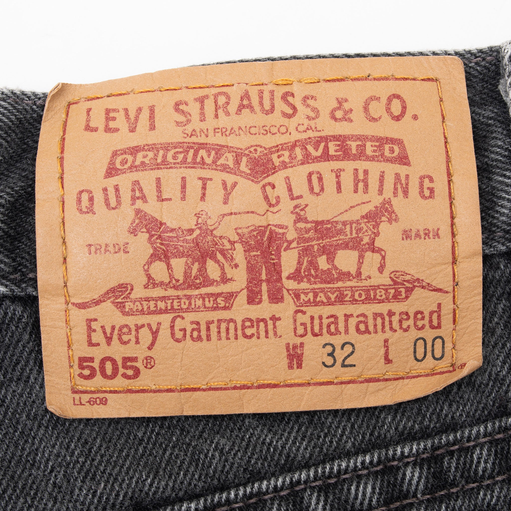 Vintage Levis 505 Black Shorts Jeans 1980S Size W31 Made In Usa

Size on tag 32 Actual Size 31

Back Button #554