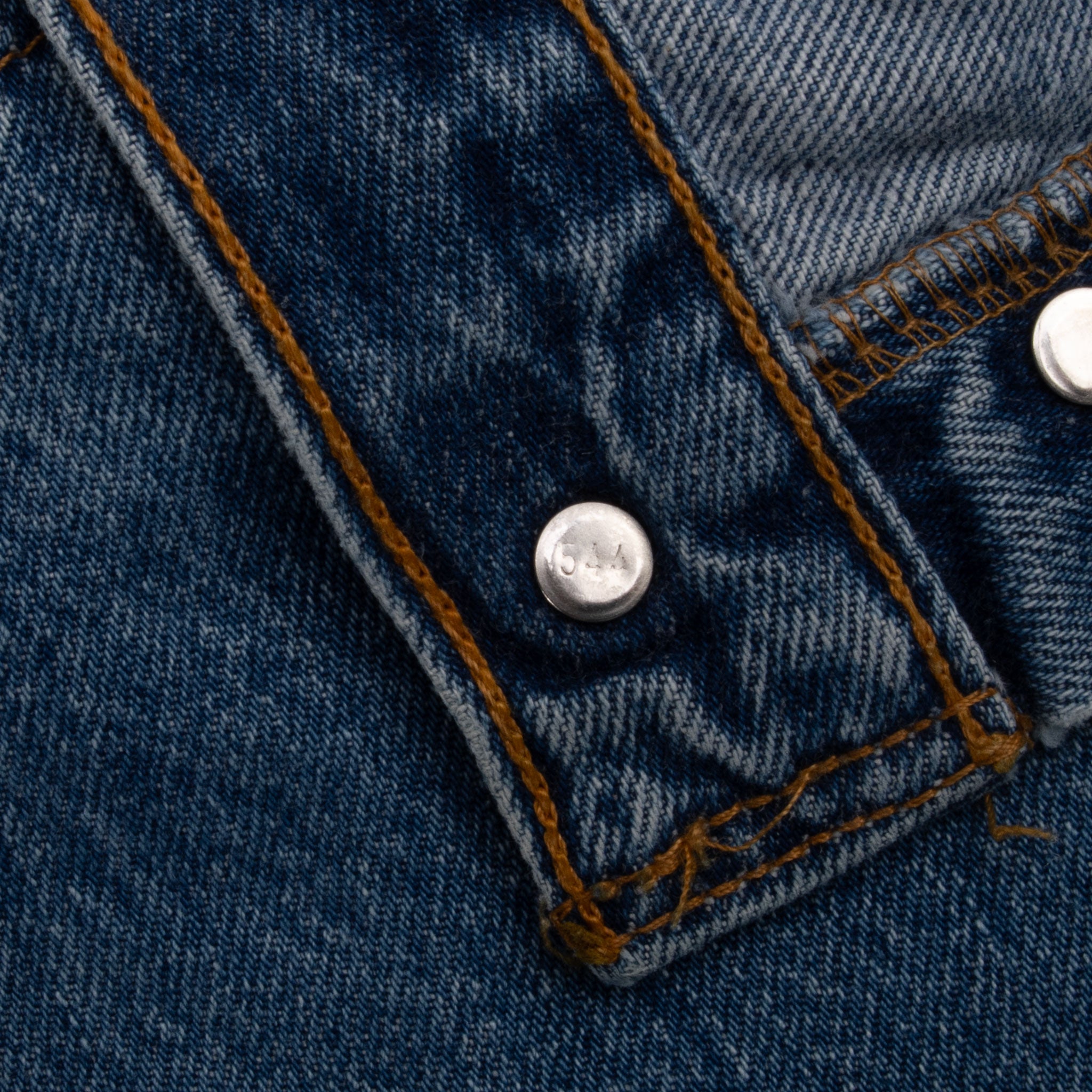 Vintage Preshrunk Levis 501 Indigo Jeans 1990S Size 34X30 Made In Usa With a beatiful Medium Light Wash

Size on Tag 36X32 Actual size 34X30

Back Button #544