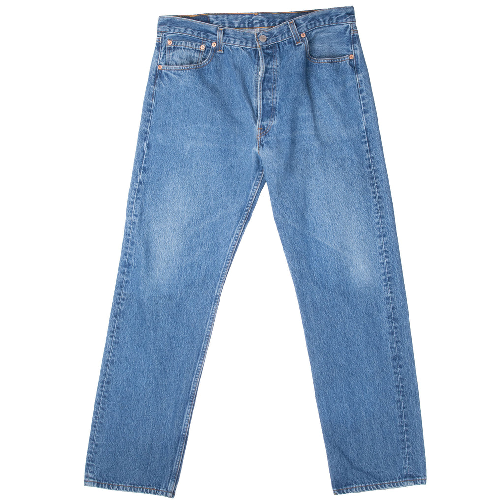 Vintage Preshrunk Levis 501 Indigo Jeans 1990S Size 34X30 Made In Usa With a beatiful Medium Light Wash

Size on Tag 36X32 Actual size 34X30

Back Button #544