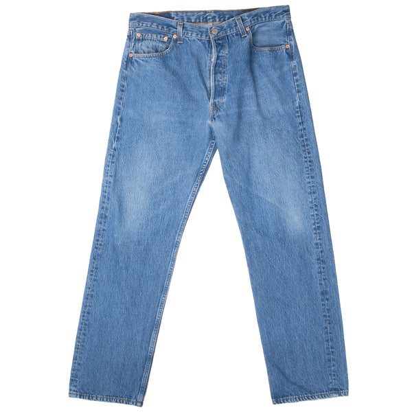 Vintage Preshrunk Levis 501 Indigo Jeans 1990S Size 34X30 Made In Usa With a beatiful Medium Light Wash

Size on Tag 36X32 Actual size 34X30

Back Button #544