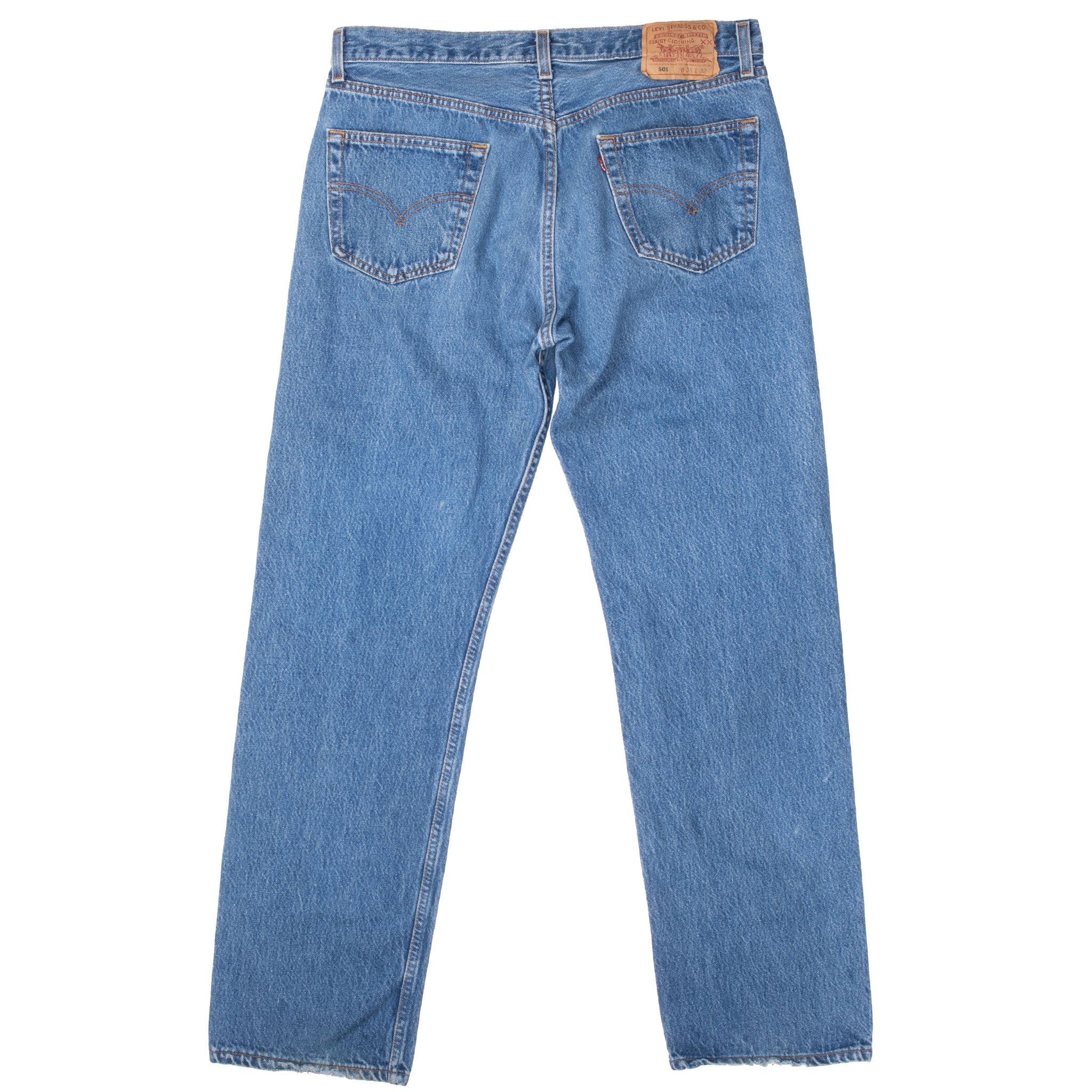 Vintage Preshrunk Levis 501 Indigo Jeans 1990S Size 34X30 Made In Usa With a beatiful Medium Light Wash

Size on Tag 36X32 Actual size 34X30

Back Button #544