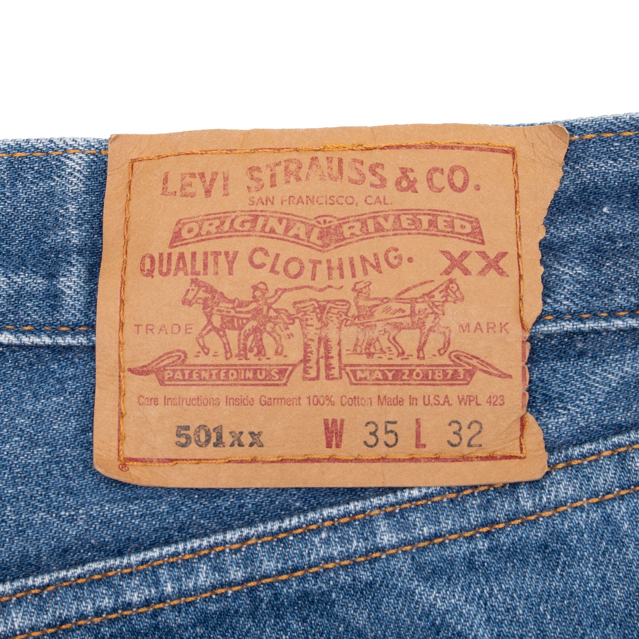 Vintage Preshrunk Levis 501 Indigo Jeans 1990S Size 34X30 Made In Usa With a beatiful Medium Light Wash and some light whiskers

Size on Tag 35X32 Actual size 34X30

Back Button #524