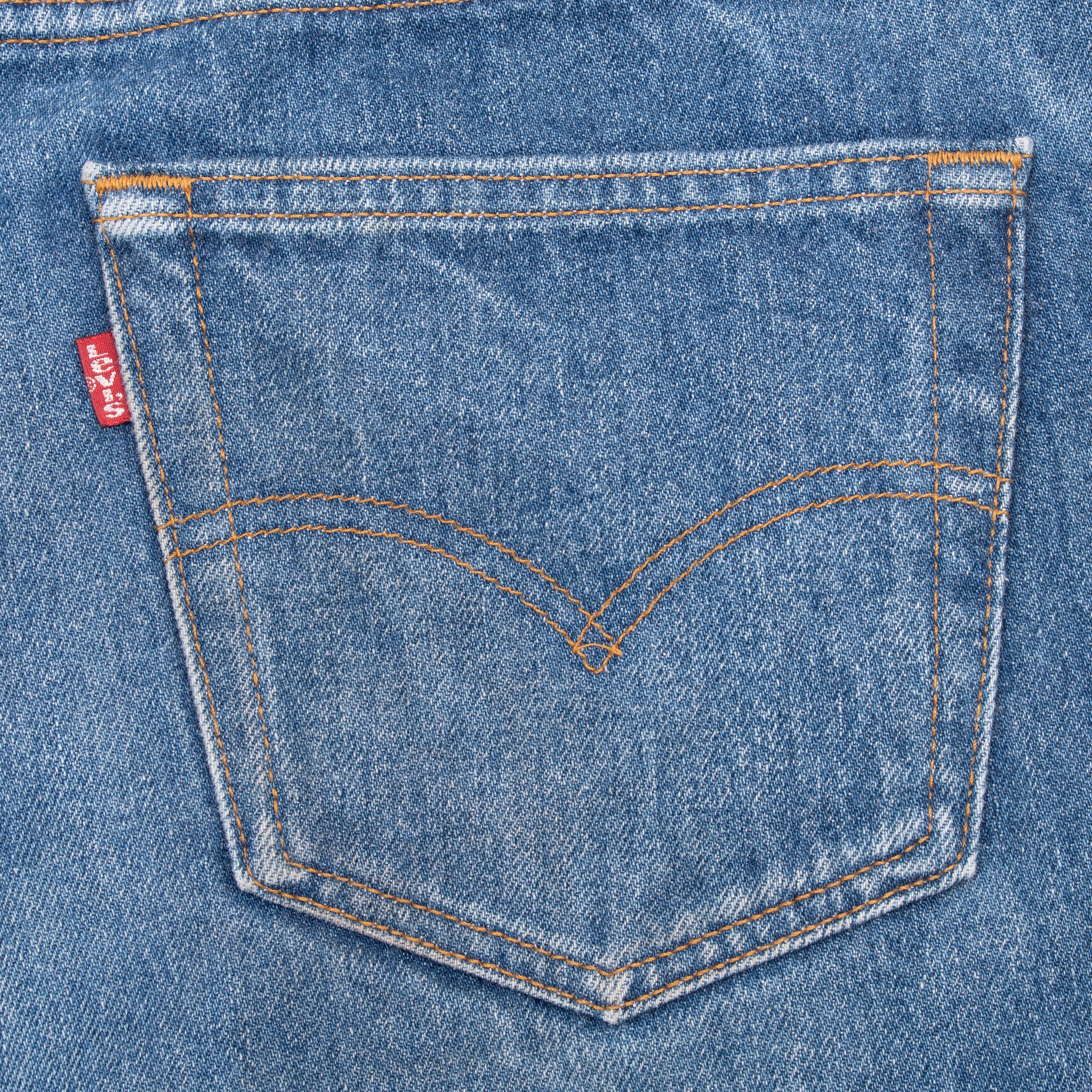 Vintage Preshrunk Levis 501 Indigo Jeans 1990S Size 34X30 Made In Usa With a beatiful Medium Light Wash and some light whiskers

Size on Tag 35X32 Actual size 34X30

Back Button #524