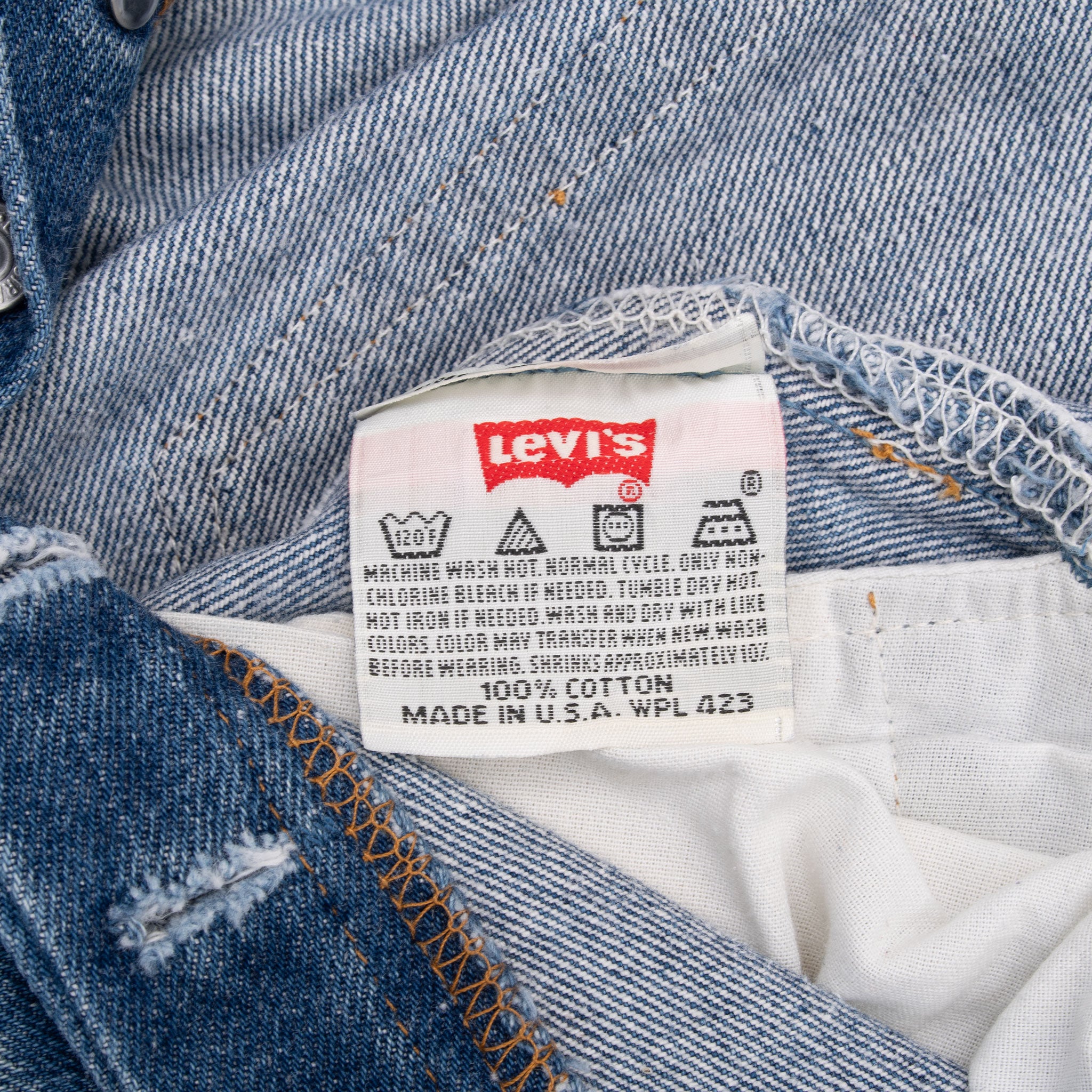 xVintage Preshrunk Levis 501 Indigo Jeans 1990S Size 34X30 Made In Usa With a beatiful Medium Light Wash and some light whiskers&nbsp;

Size on Tag 35X32 Actual size 34X30

Back Button #524