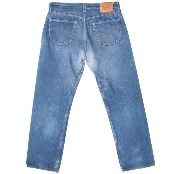 Vintage Preshrunk Levis 501 Indigo Jeans 1990S Size 34X30 Made In Usa With a beatiful Medium Light Wash and some light whiskers&nbsp;

Size on Tag 35X32 Actual size 34X30

Back Button #524