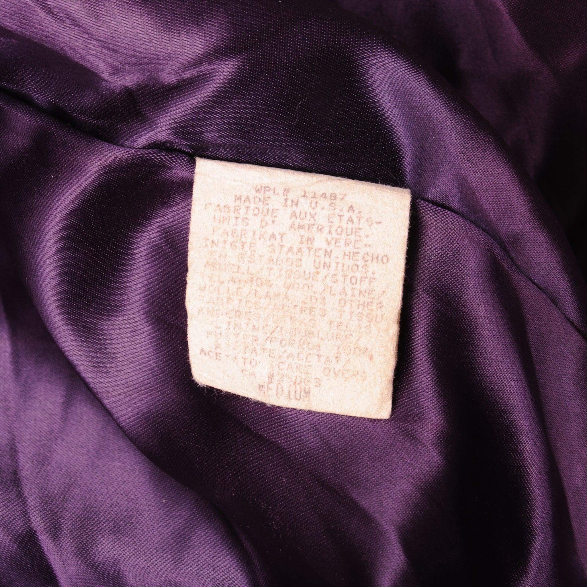 Beautiful bomber jacket Disney The Lion King with suede sleeves and two beautiful embroideries, 1994 Size Medium Made in USA.