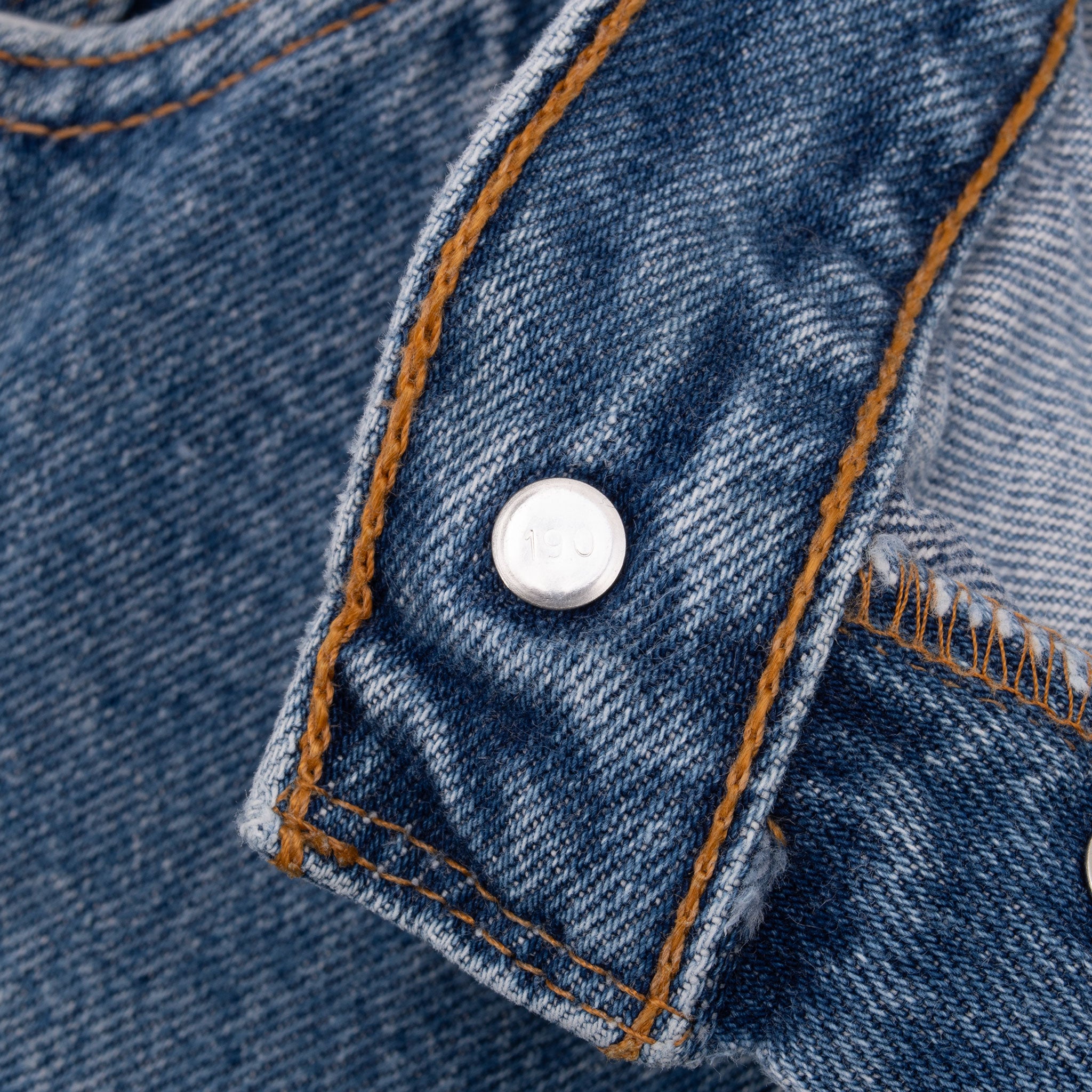 Vintage Levis 501 Indigo Blue Jeans 1990S Size 40X28 With A Beautiful Medium Light Wash And Some Light Whiskers

Size on Tag 44X32 Actual size 40X28

Back Button #190