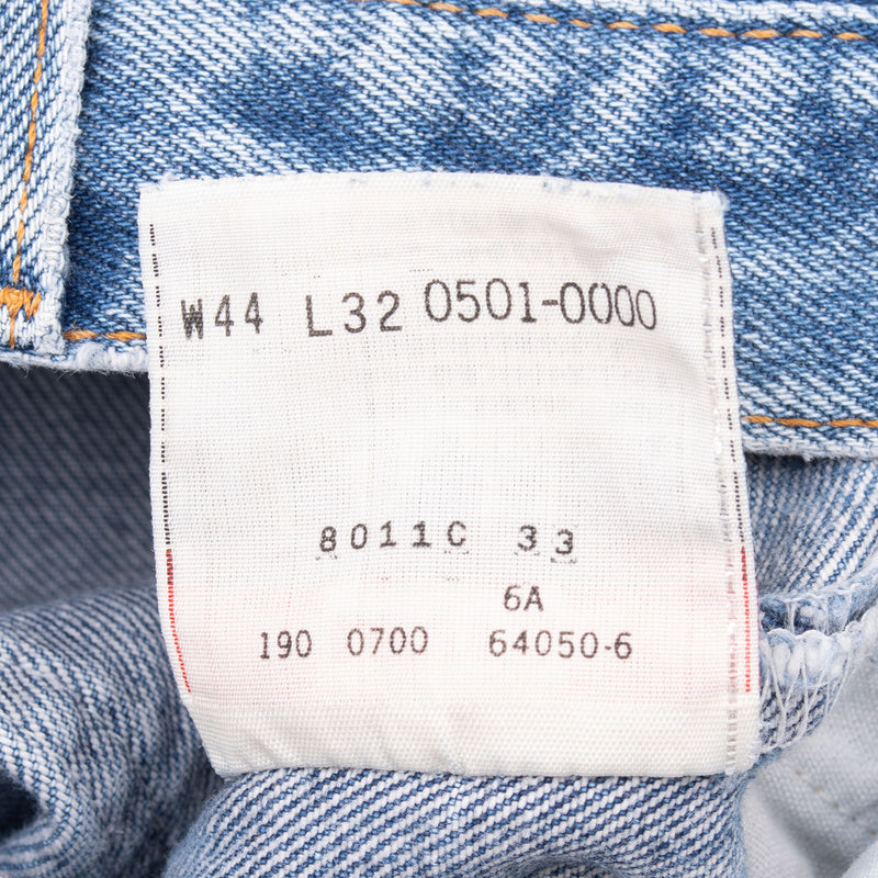 Vintage Levis 501 Indigo Blue Jeans 1990S Size 40X28 With A Beautiful Medium Light Wash And Some Light Whiskers

Size on Tag 44X32 Actual size 40X28

Back Button #190