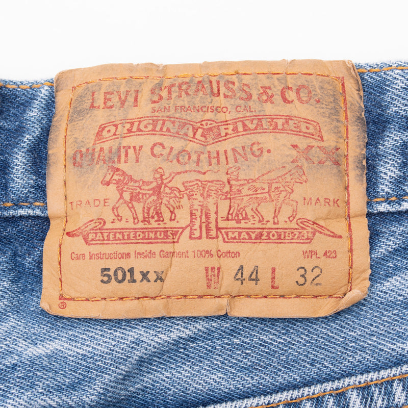 Vintage Levis 501 Indigo Blue Jeans 1990S Size 40X28 With A Beautiful Medium Light Wash And Some Light Whiskers

Size on Tag 44X32 Actual size 40X28

Back Button #190
