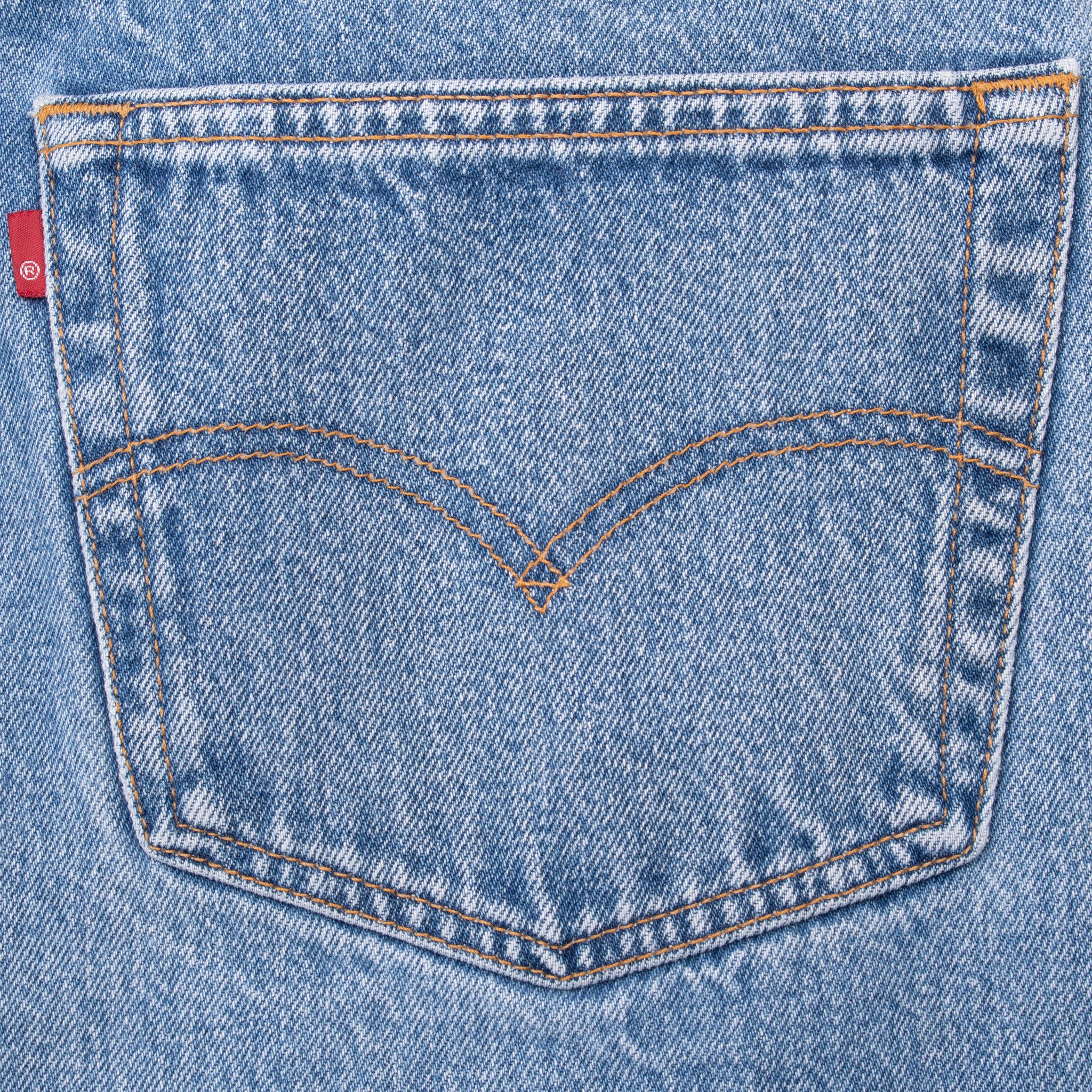 Vintage Levis 501 Indigo Blue Jeans 1990S Size 40X28 With A Beautiful Medium Light Wash And Some Light Whiskers

Size on Tag 44X32 Actual size 40X28

Back Button #190