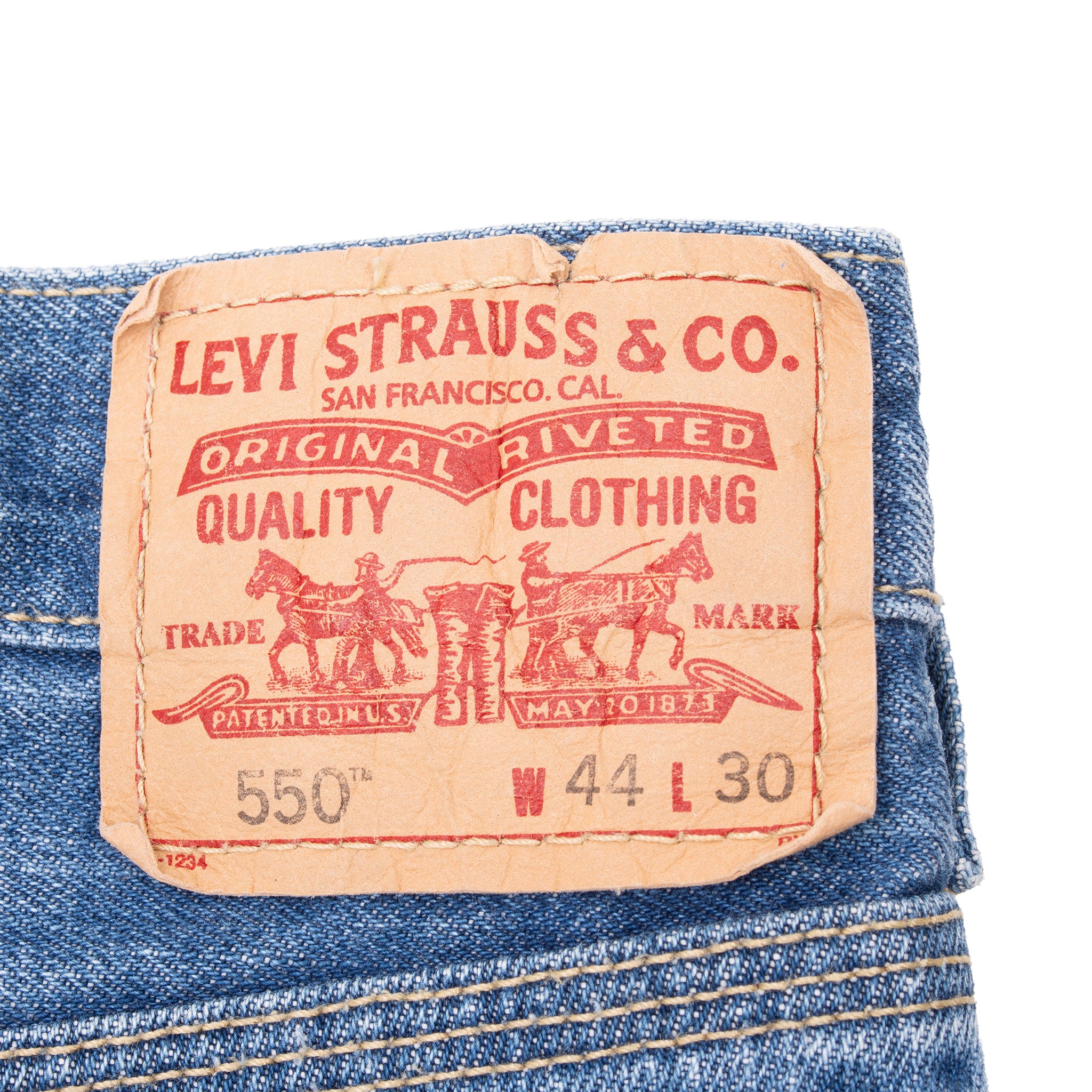 Beautiful Vintage Levis 505 Carpenter Relaxed Fit Indigo Jeans 2000S Size 42X30 With Medium Wash

Size on Tag 44X30 actual size 42X30

Back Button #322M